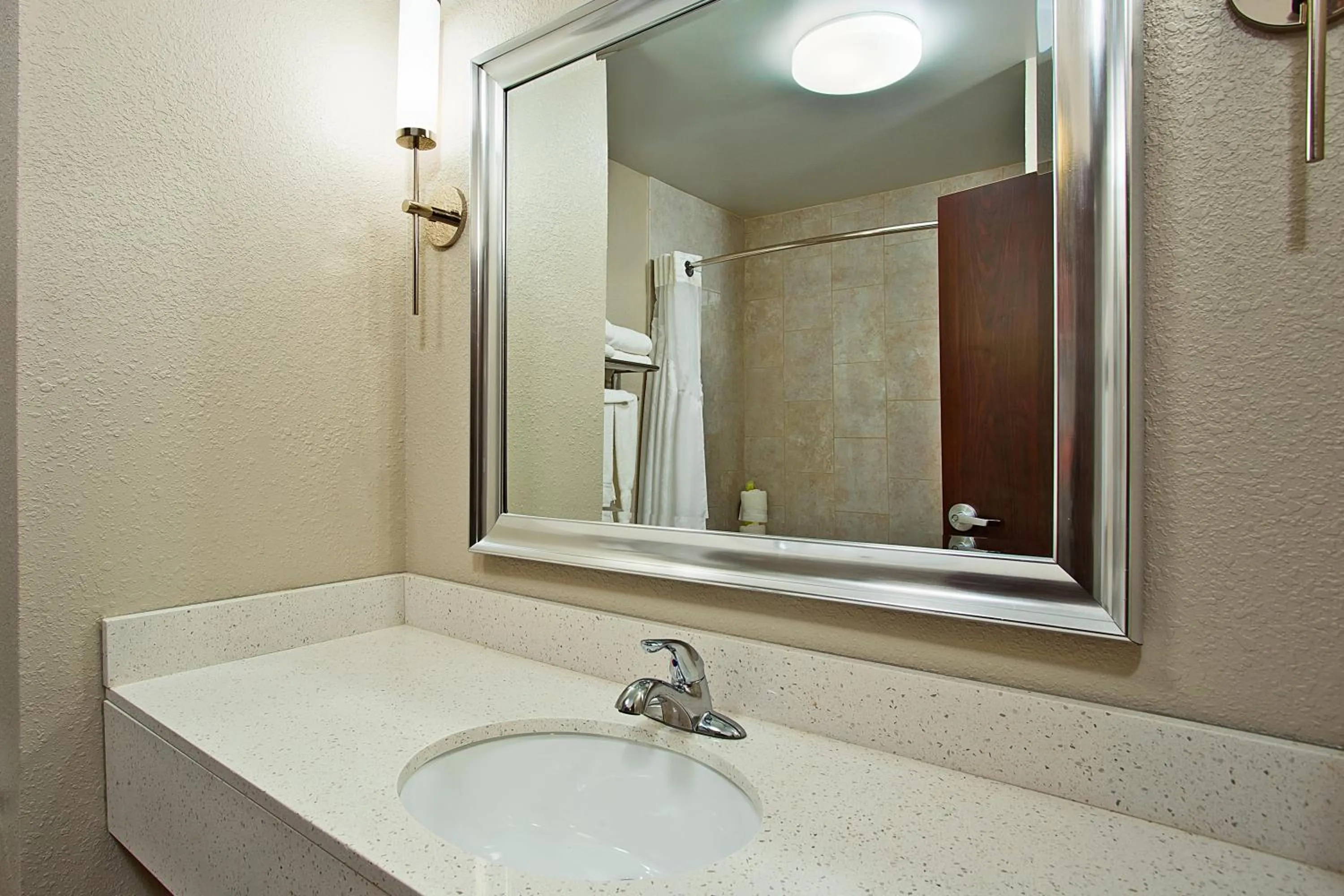 Standard Queen Room with Two Queen Beds and Mobility Accessible Tub in Holiday Inn Express & Suites Springfield by IHG