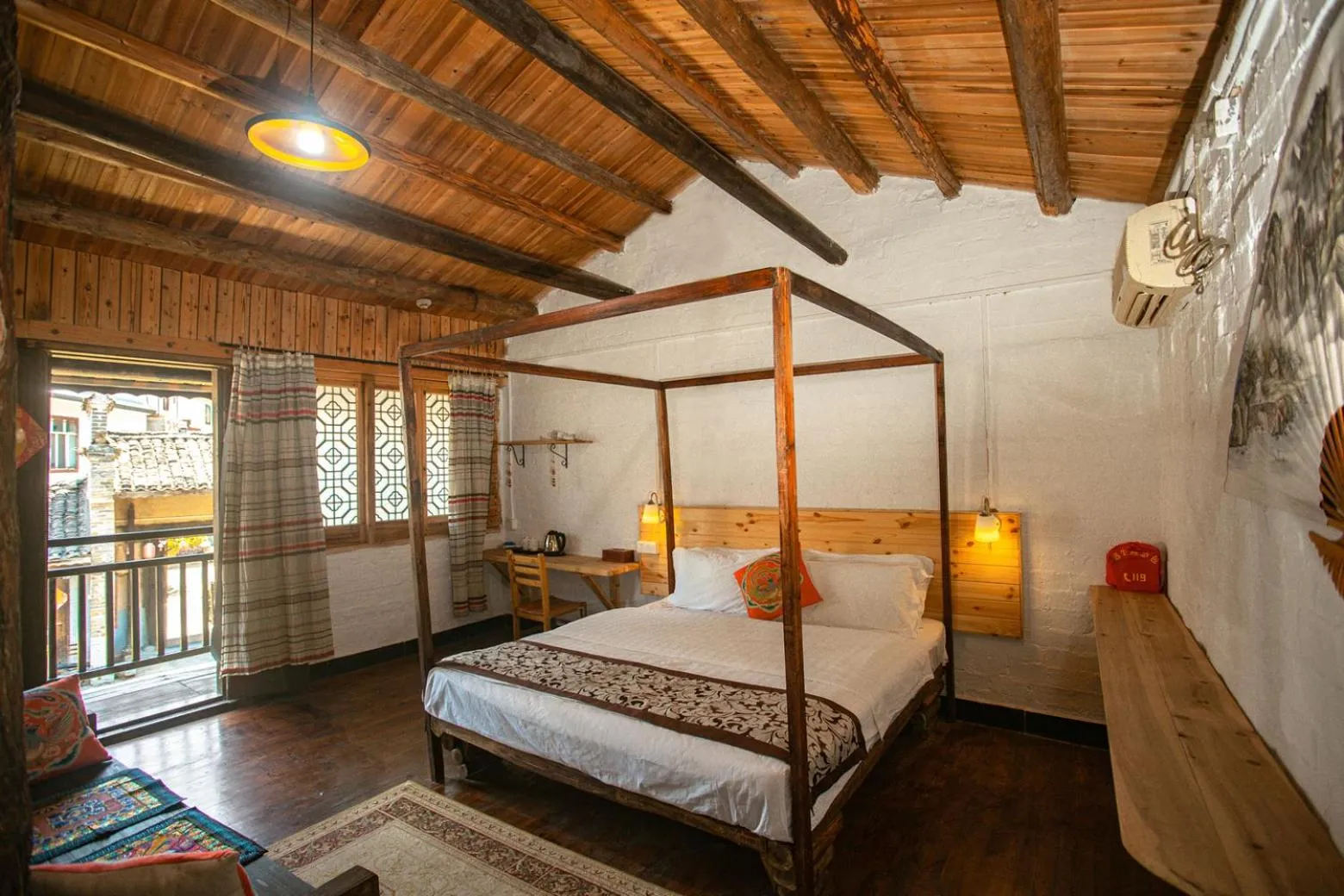 Family Room with Balcony in Yangshuo Loong Old House