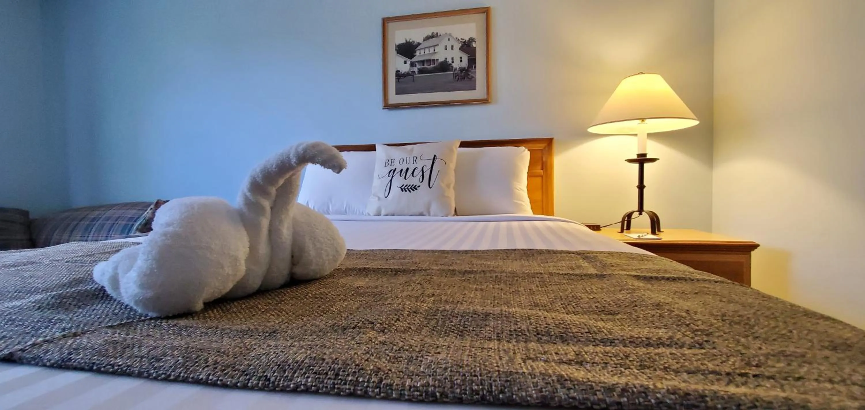 Queen Room - Disability Access in Amish Inn