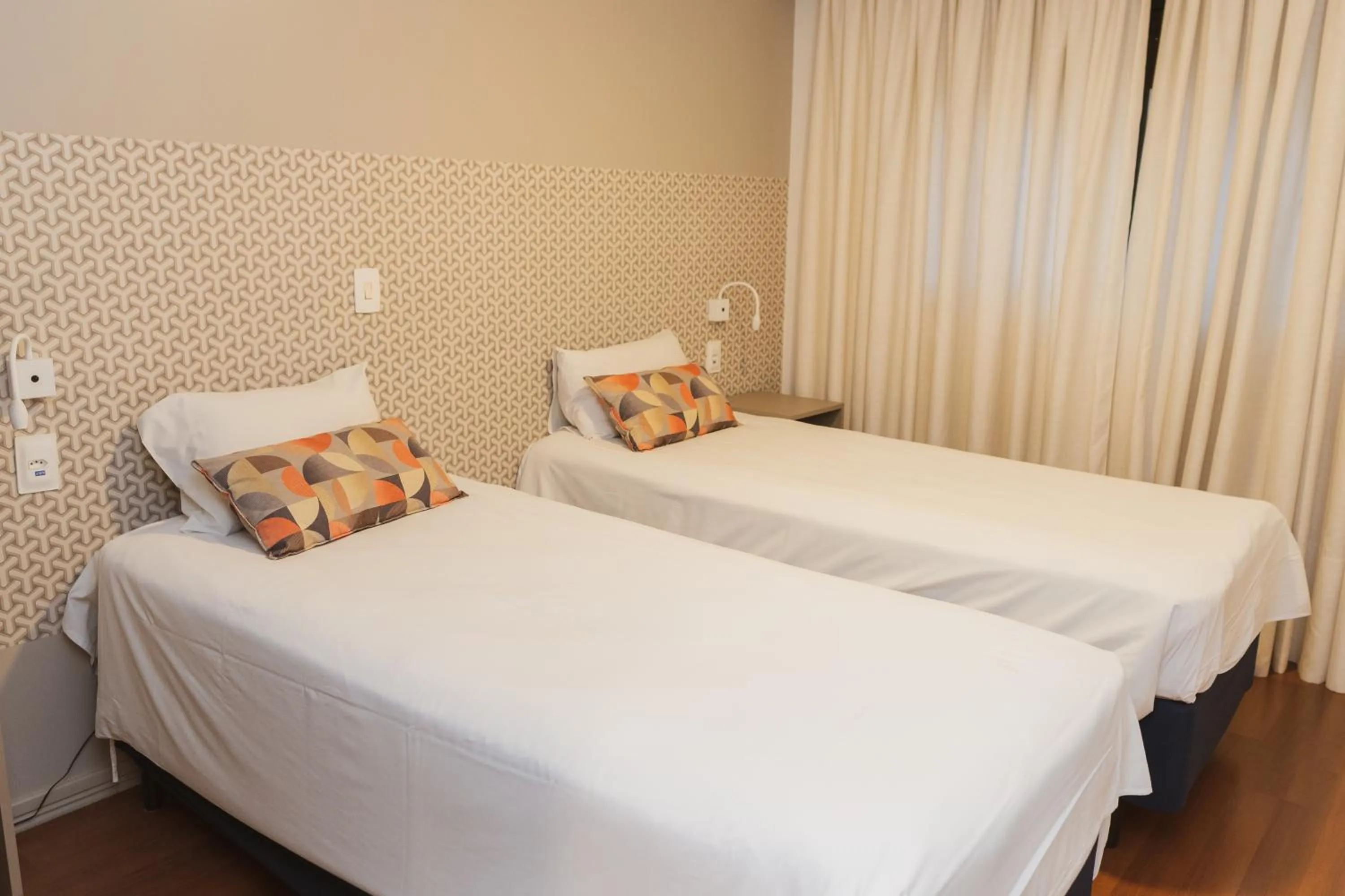 Standard Twin - single occupancy - 2 Camas Solteiro e 1 Sofá Cama, com sacada in Intercity Curitiba 7 de Setembro