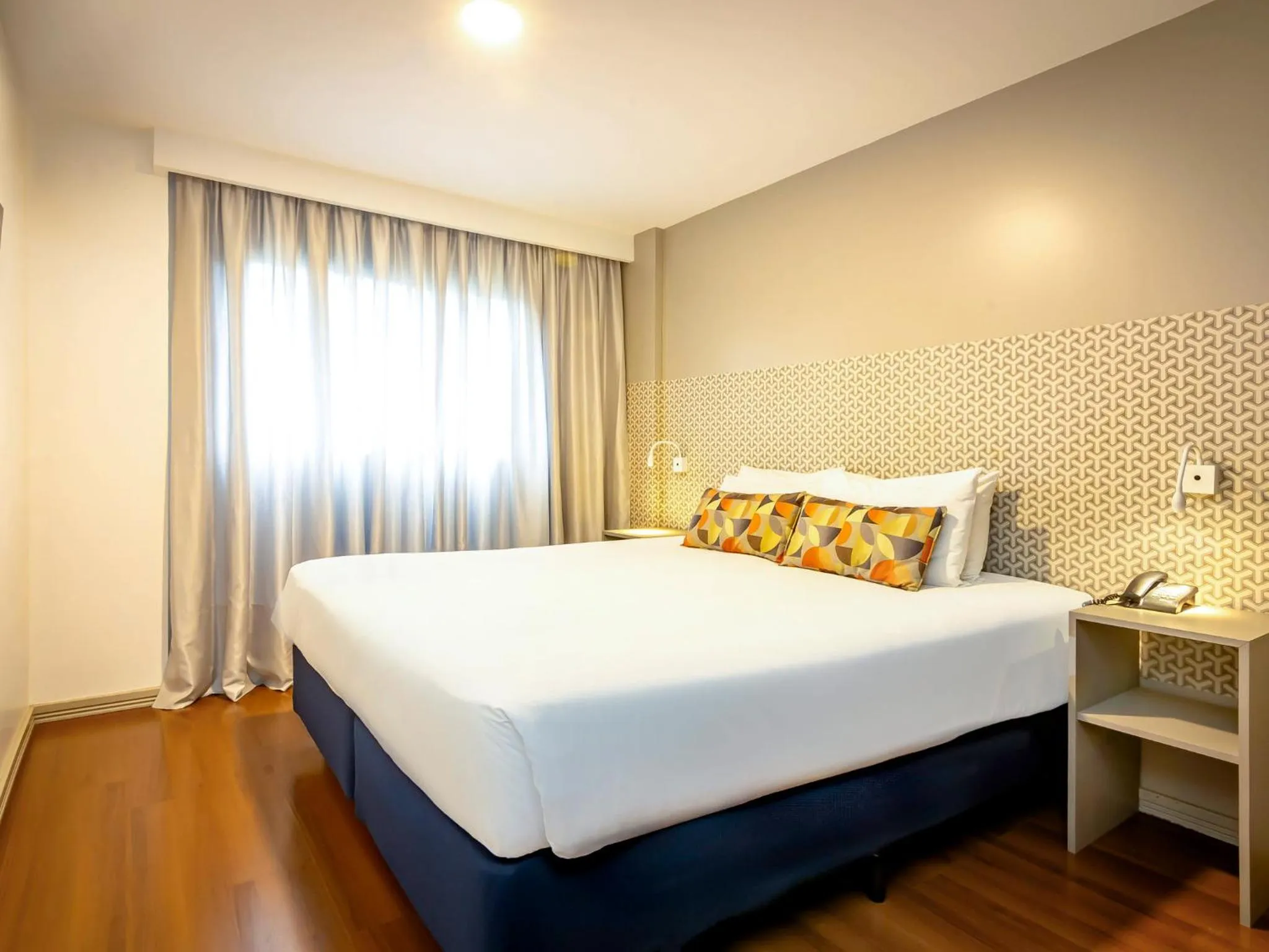 Standard Casal - single occupancy - 1 Cama Queen e 1 Sofá Cama, com sacada in Intercity Curitiba 7 de Setembro