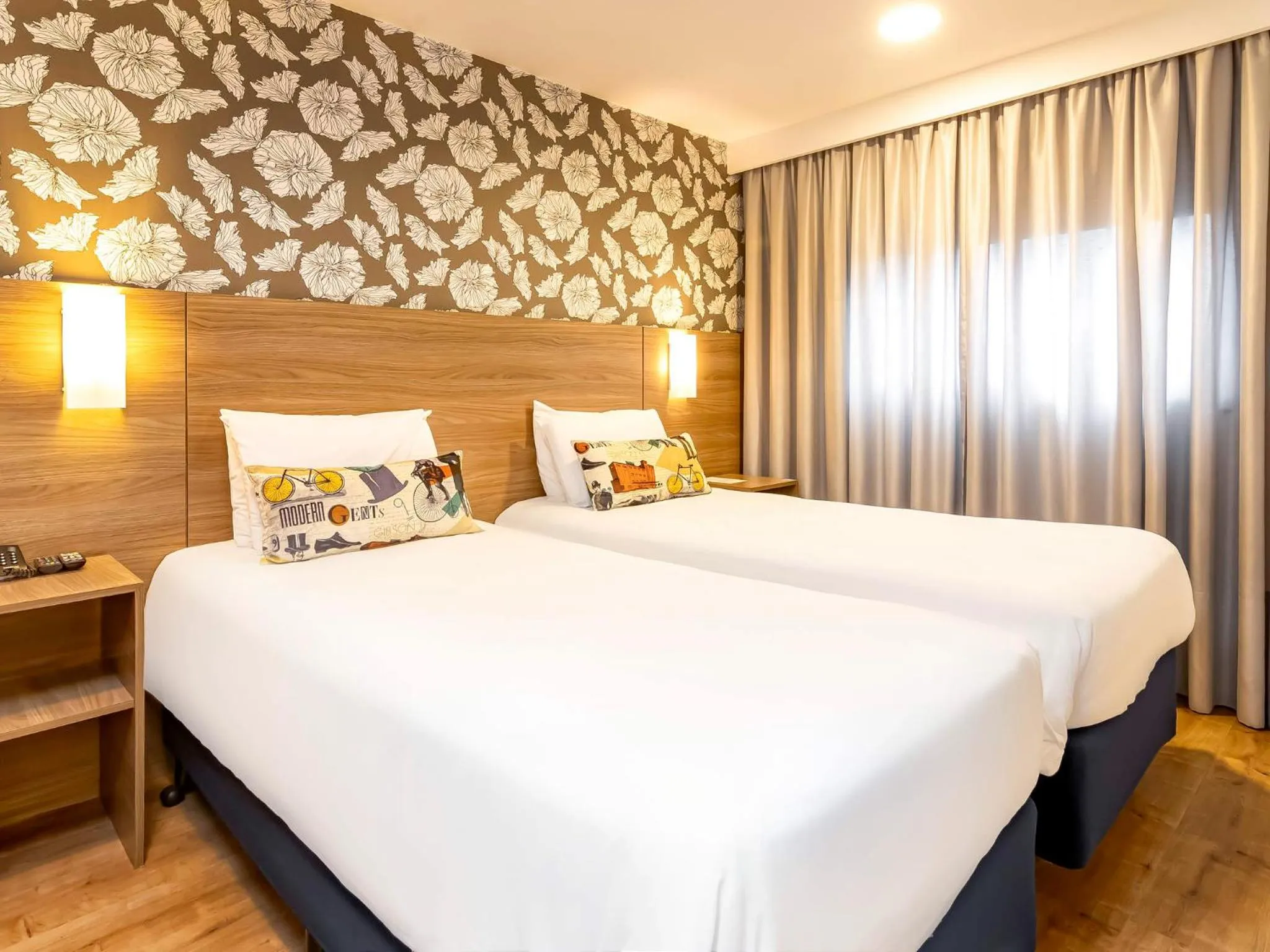 Luxo Twin - single occupancy - 2 Camas Solteiro e 1 Sofá Cama, com sacada in Intercity Curitiba 7 de Setembro