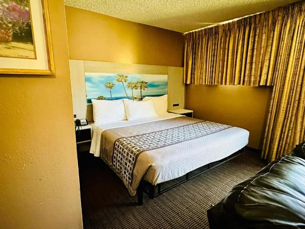 Deluxe King Suite in Hotel Pacific Garden