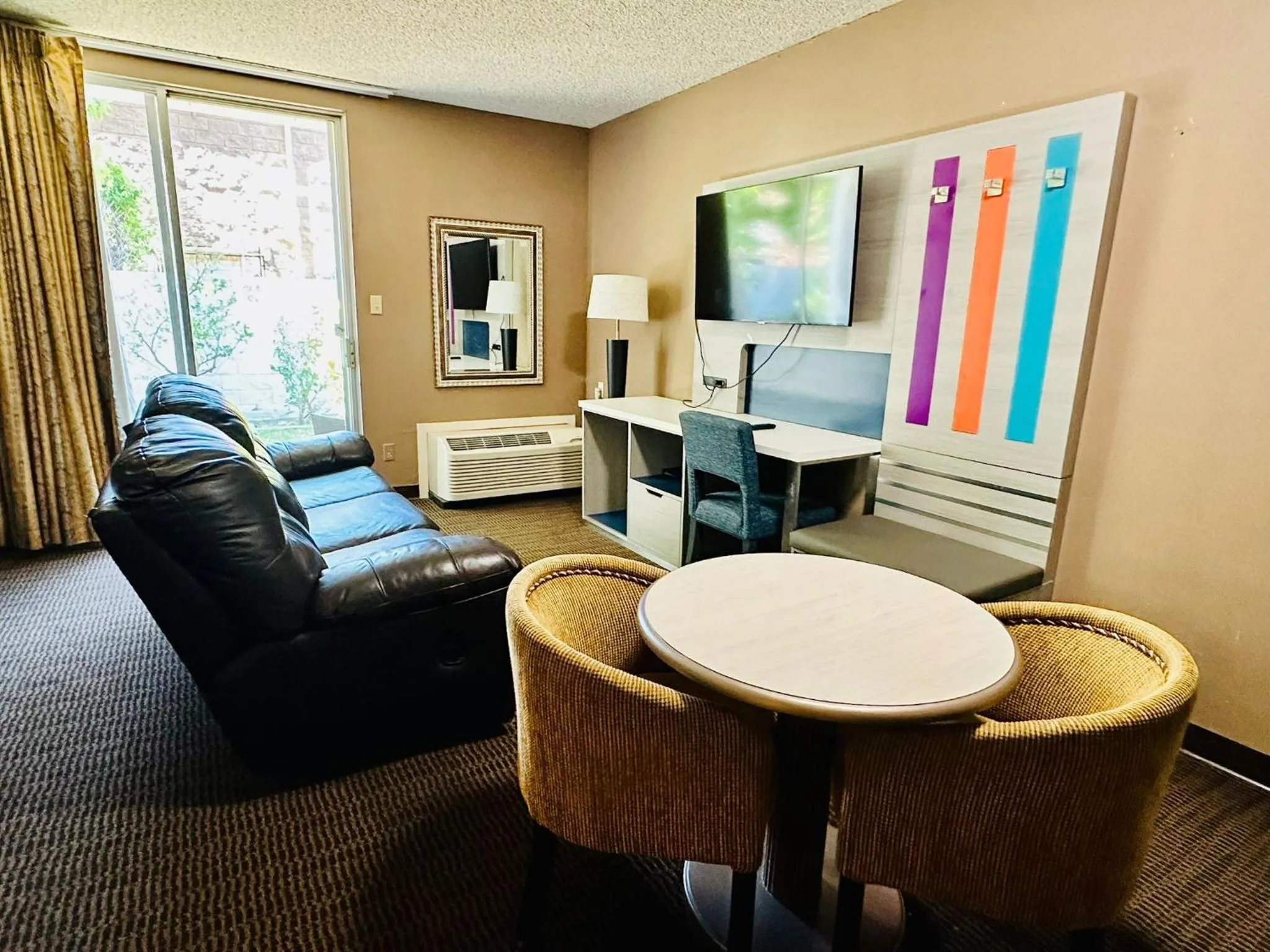 Deluxe King Suite in Hotel Pacific Garden