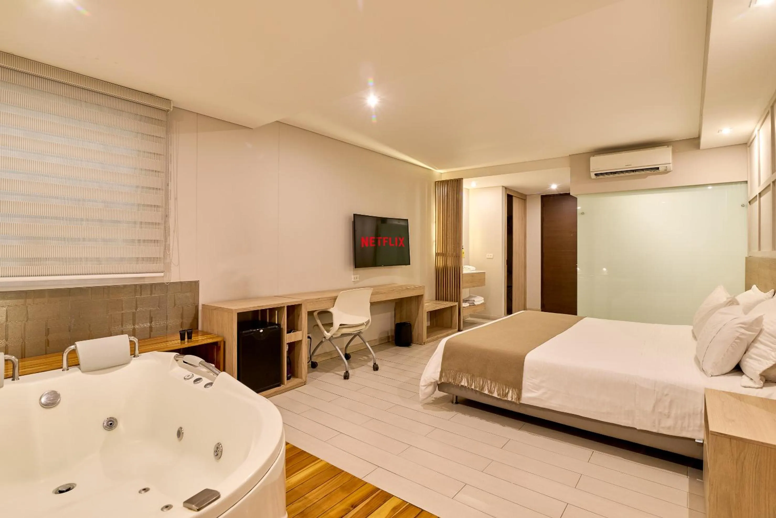 Superior Double Room with Spa Bath in Hotel Dix