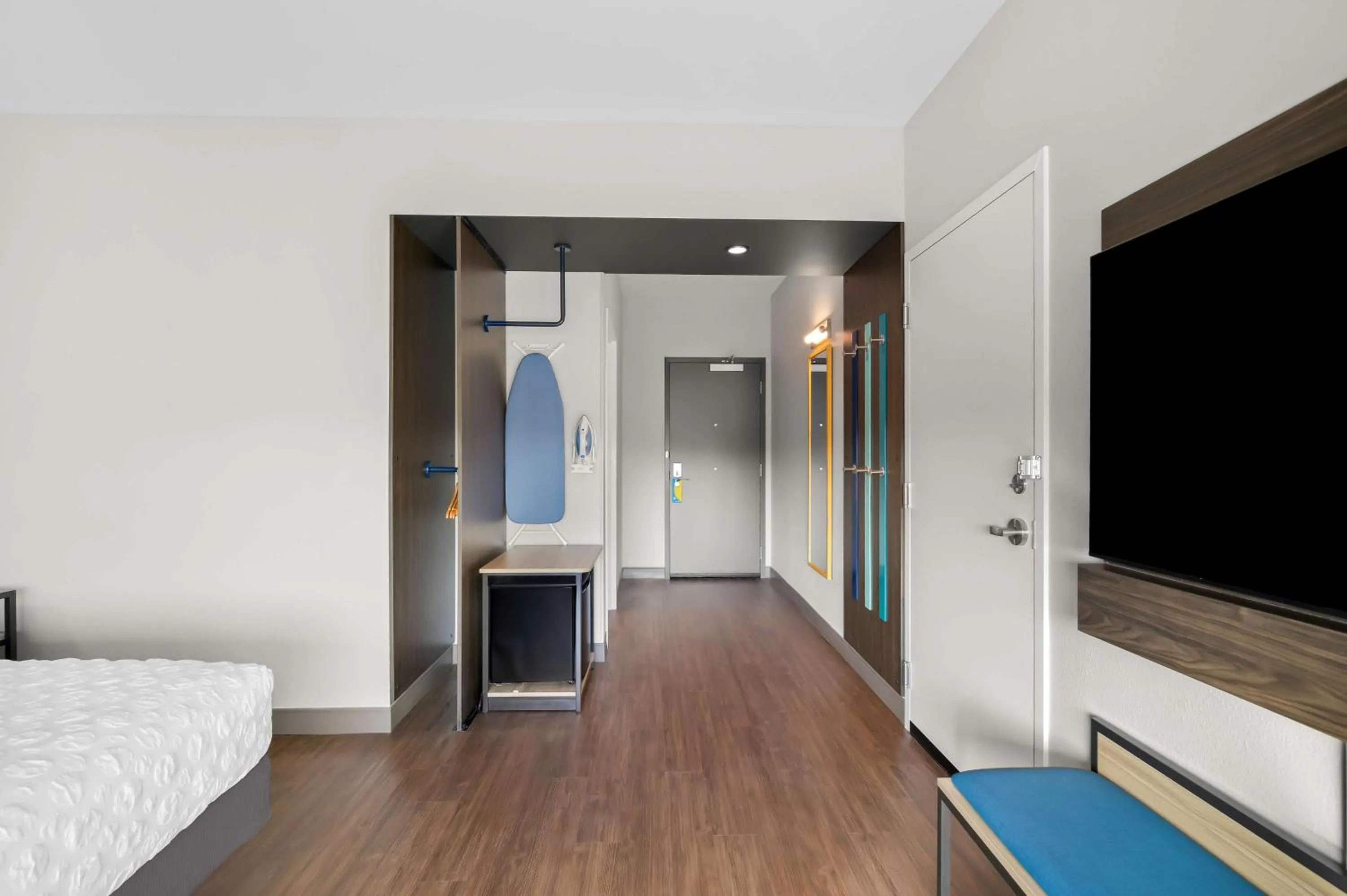 King Room with Roll-In Shower - Mobility Access in Tru By Hilton Lexington