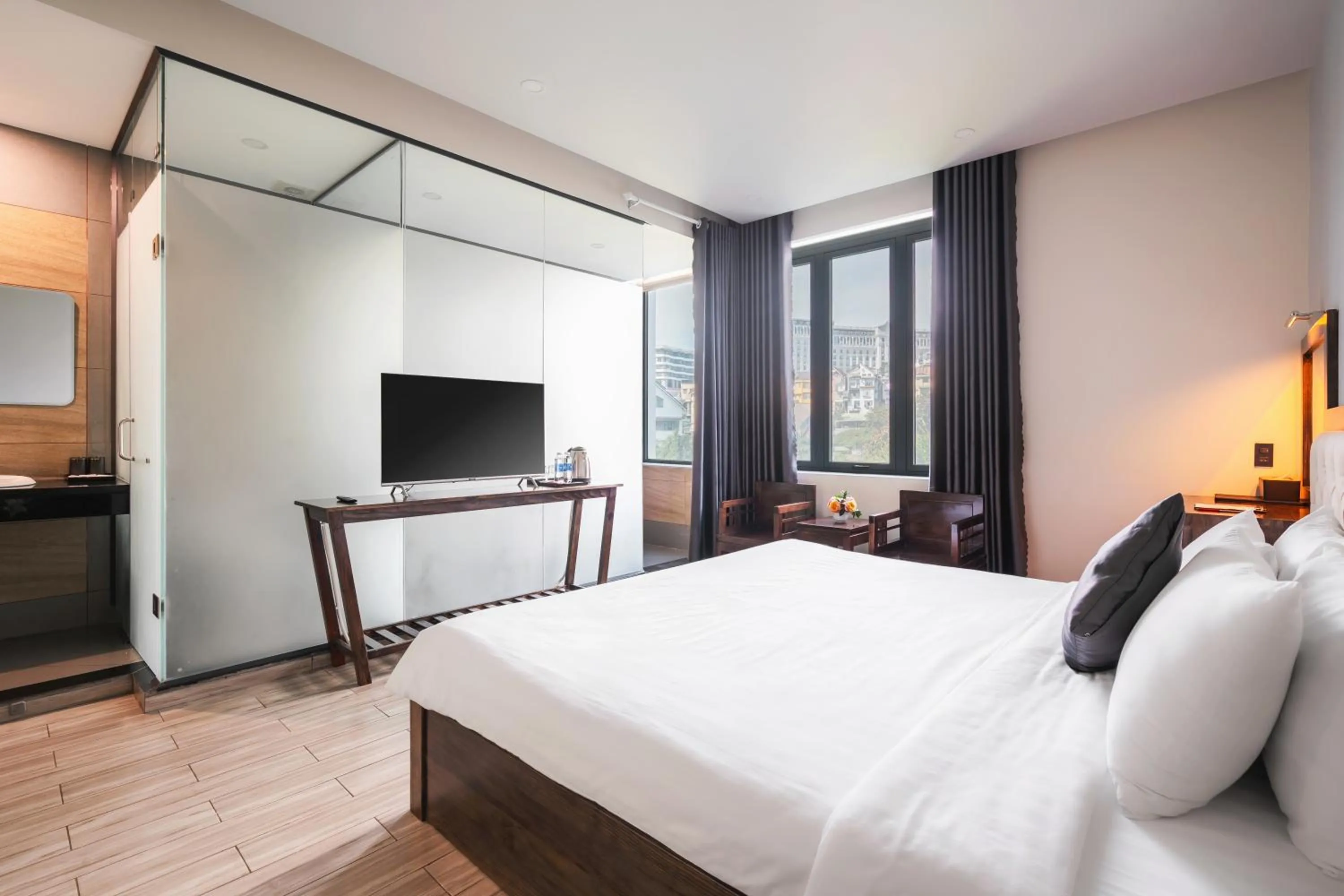 King Room with Spa Bath in Greenview City Hotel