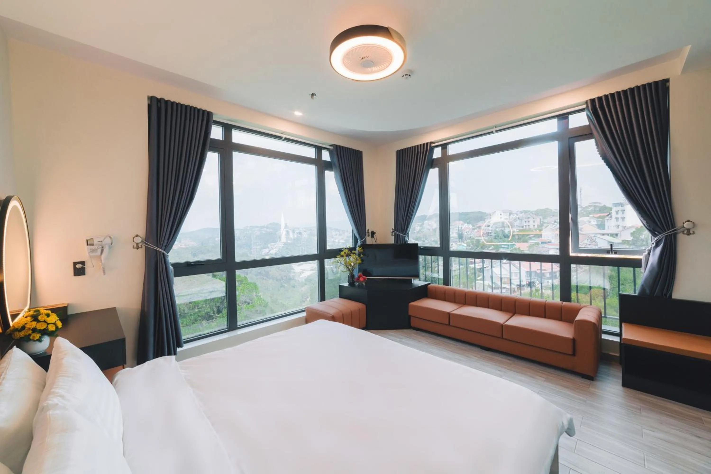 King Room with Mountain View in Greenview City Hotel