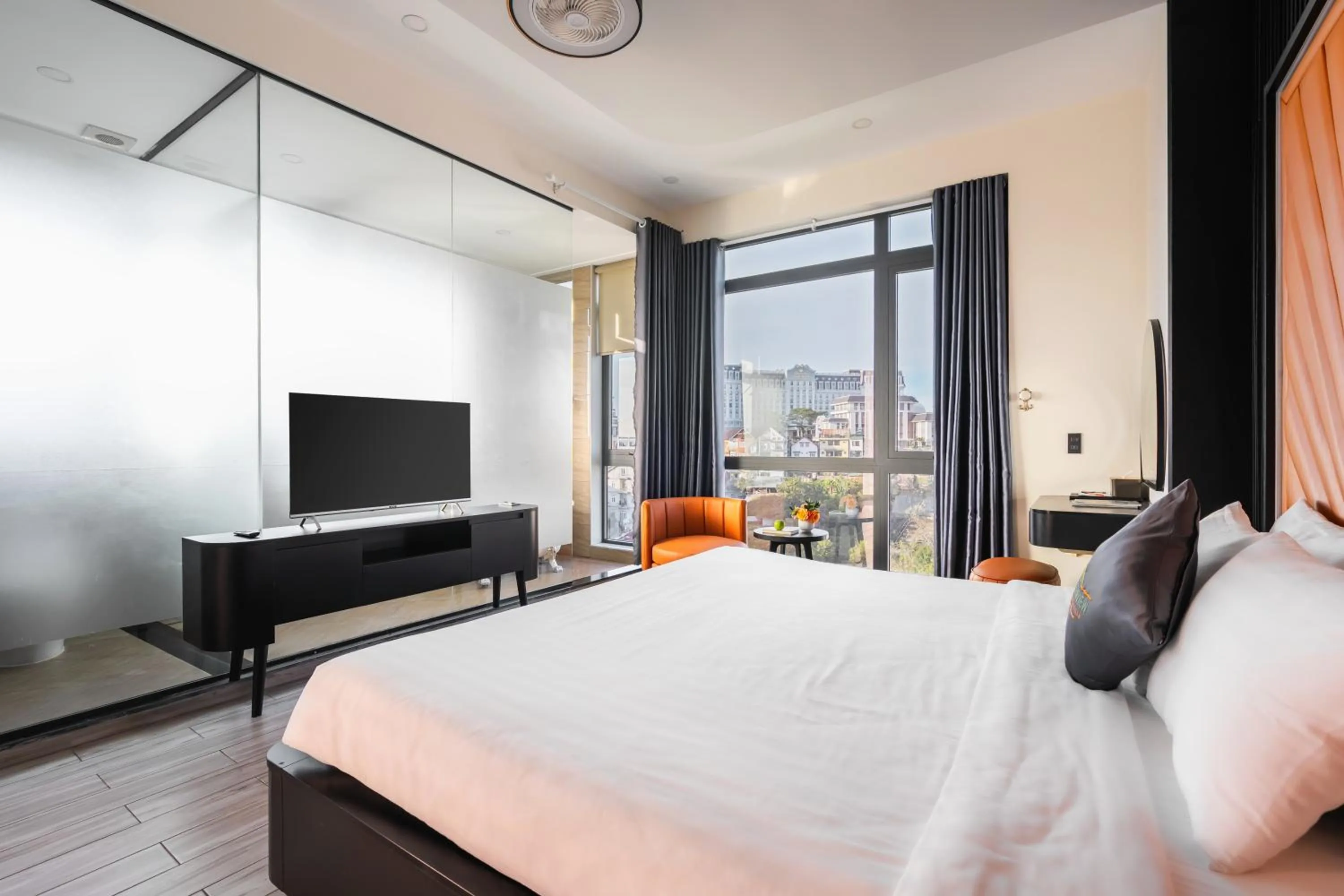 Deluxe Double Room with Bath in Greenview City Hotel