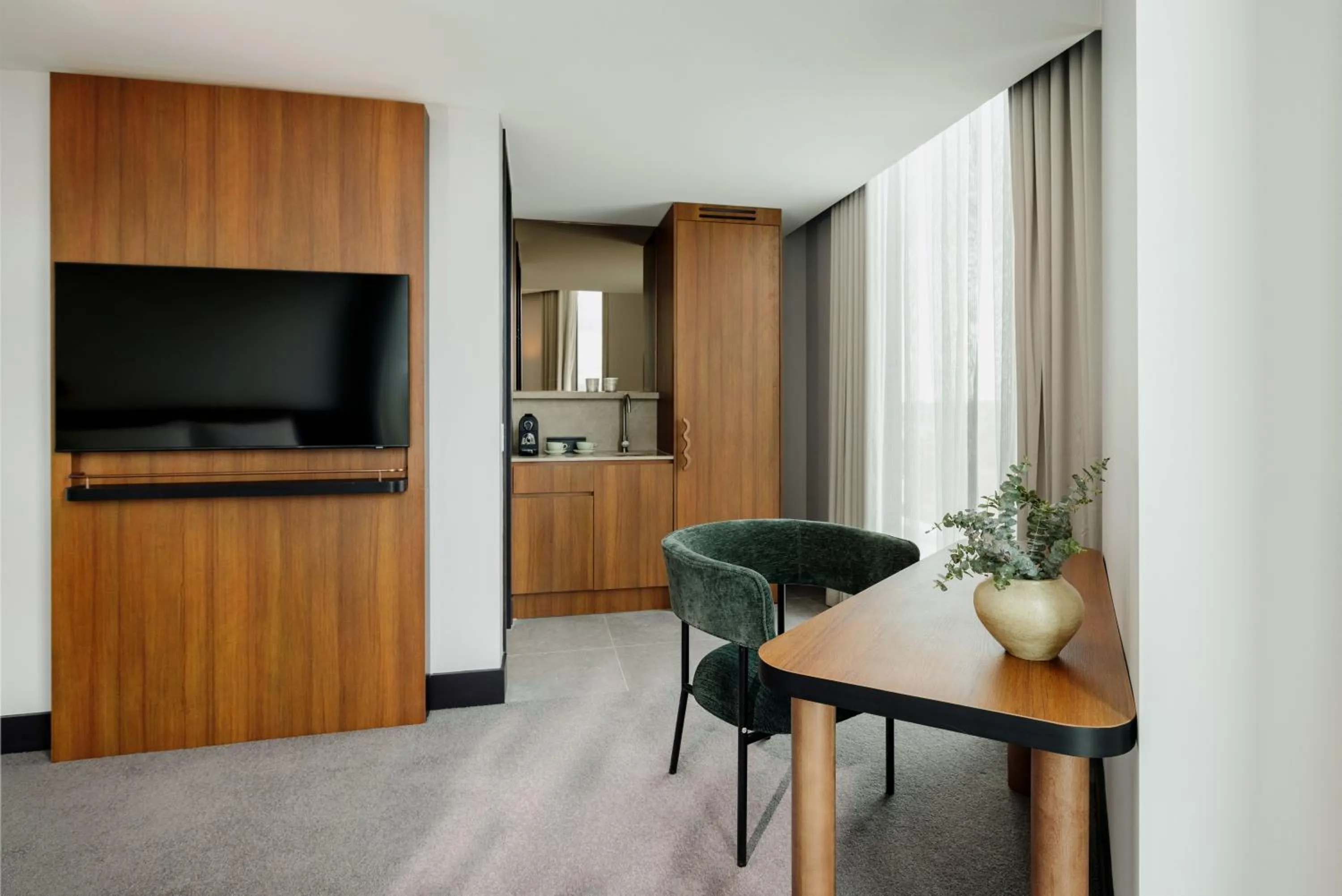 Premium King Room with Kitchenette in Crowne Plaza Adelaide Mawson Lakes by IHG