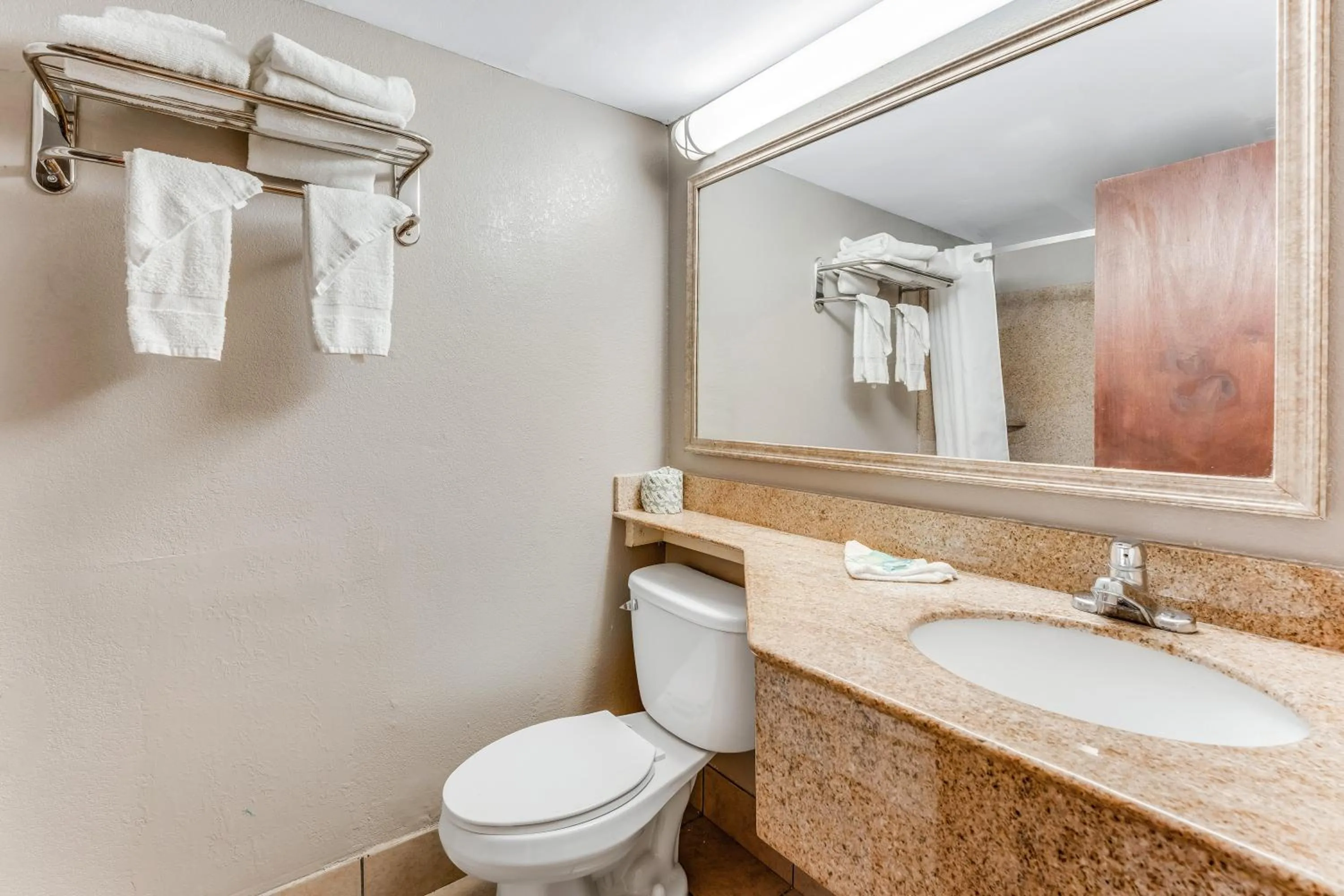 Queen Suite in Red Carpet Inn & Suites