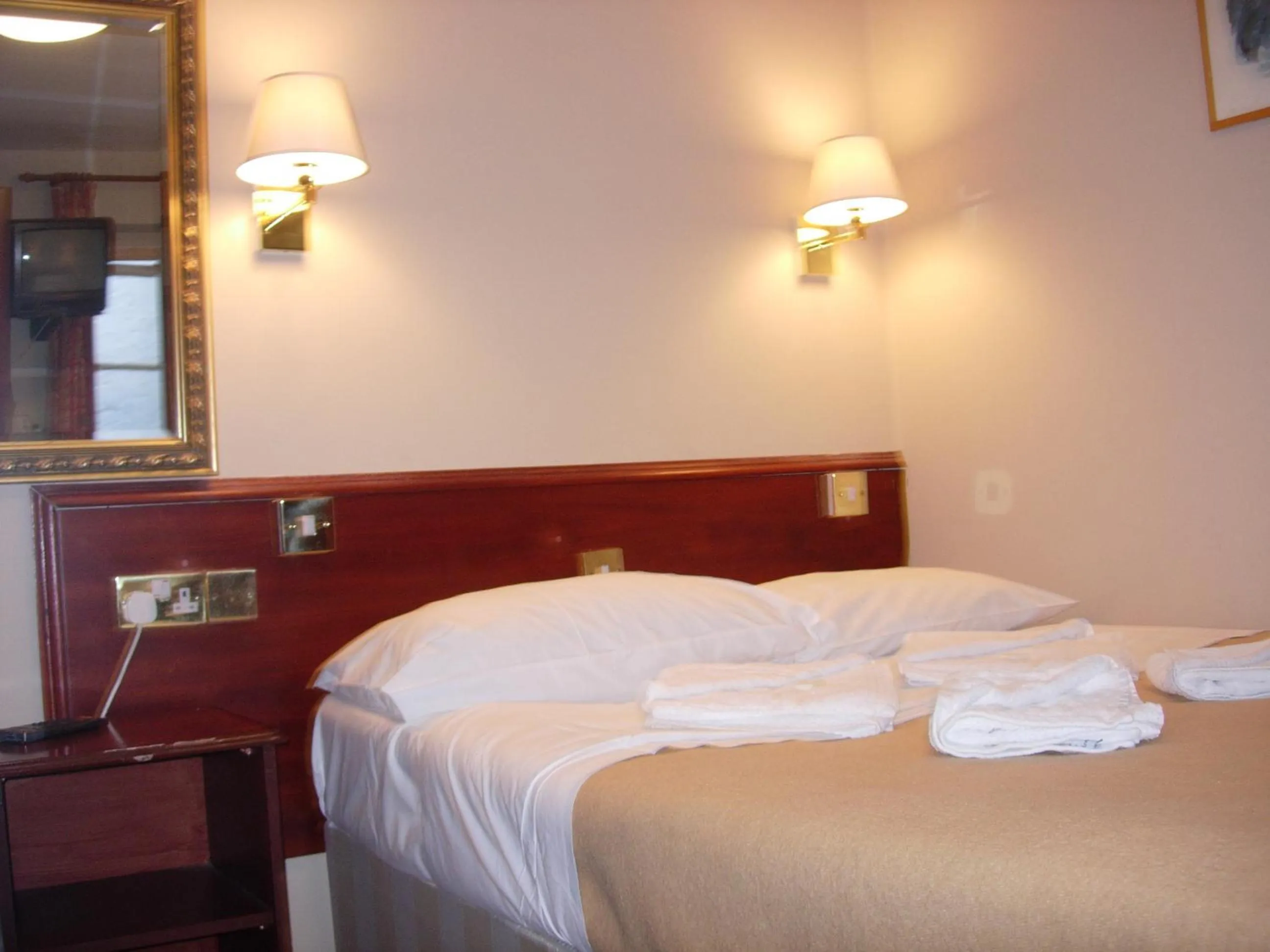 Single Room in Hyde Park Court Hotel