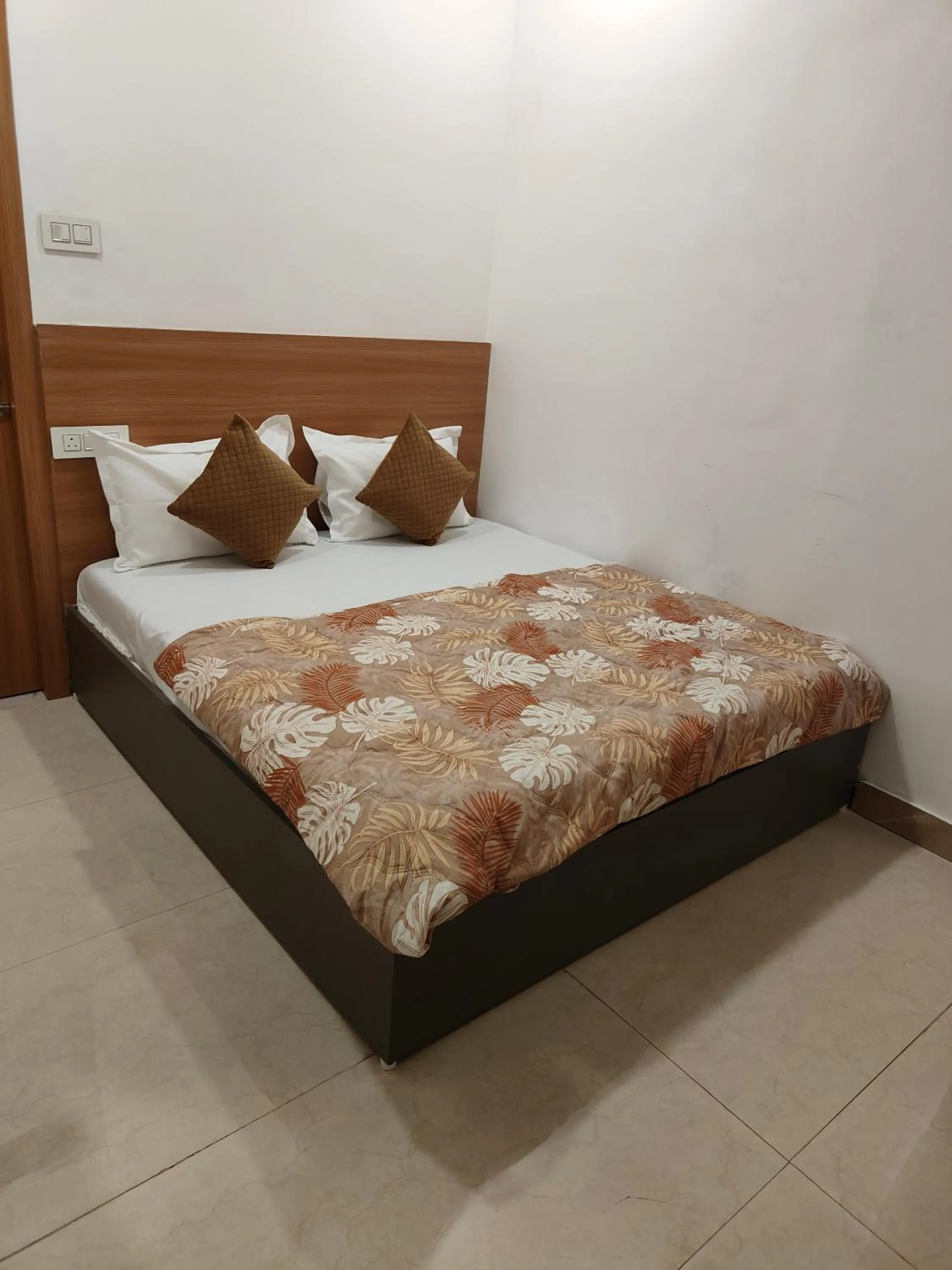 Standard Queen Room in Golden Oak- 5 min walk from golden temple