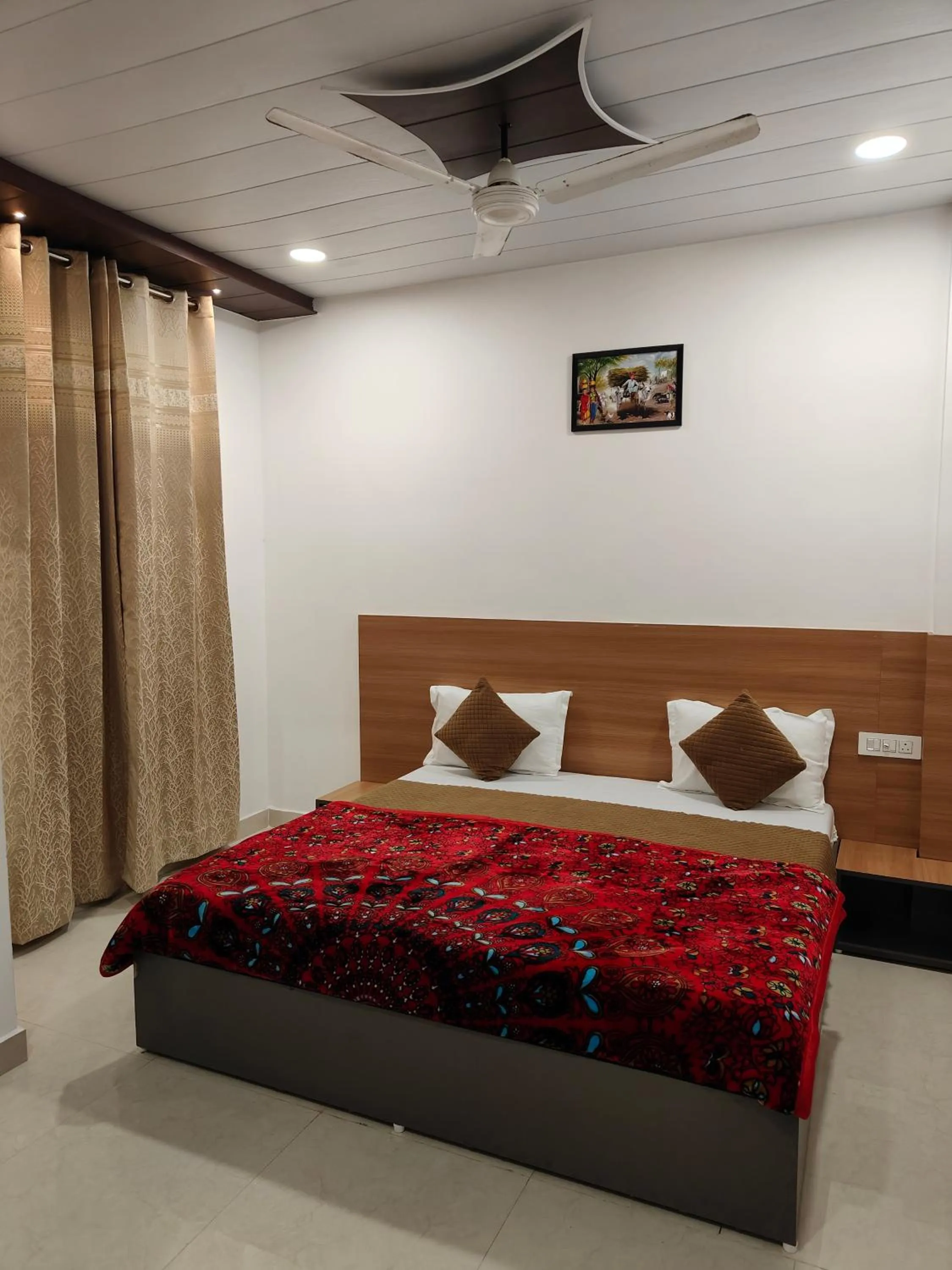 Deluxe Double Room with Extra Bed in Golden Oak- 5 min walk from golden temple