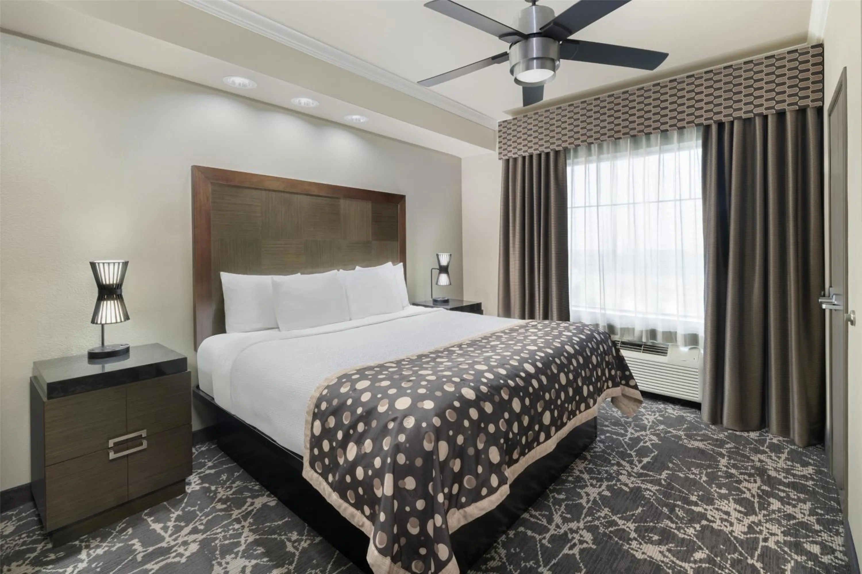 King room with Shower in Best Western Premier Crown Chase Inn & Suites