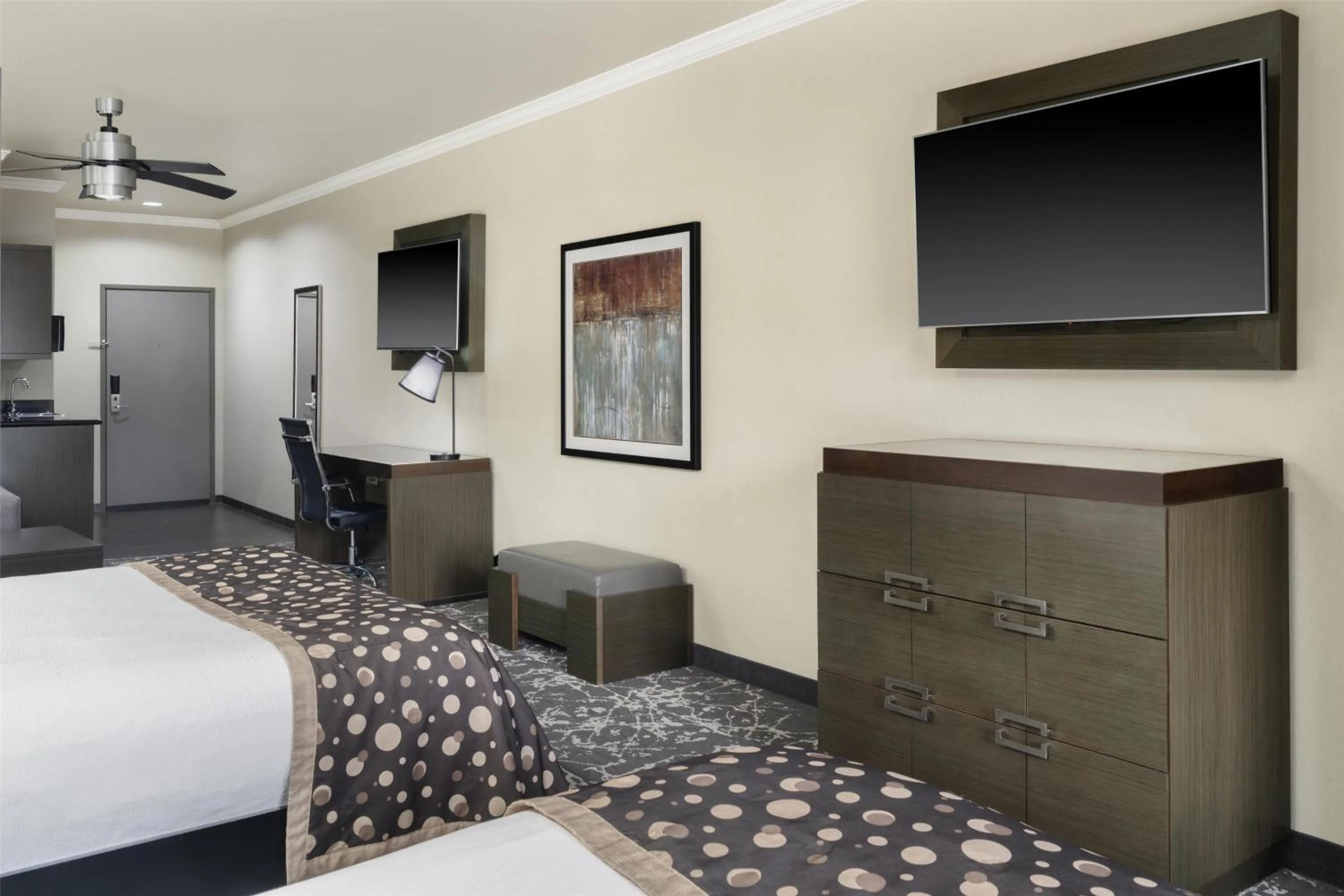 Queen Suite with Sofa Bed and Walk-In Shower - Disability Access in Best Western Premier Crown Chase Inn & Suites