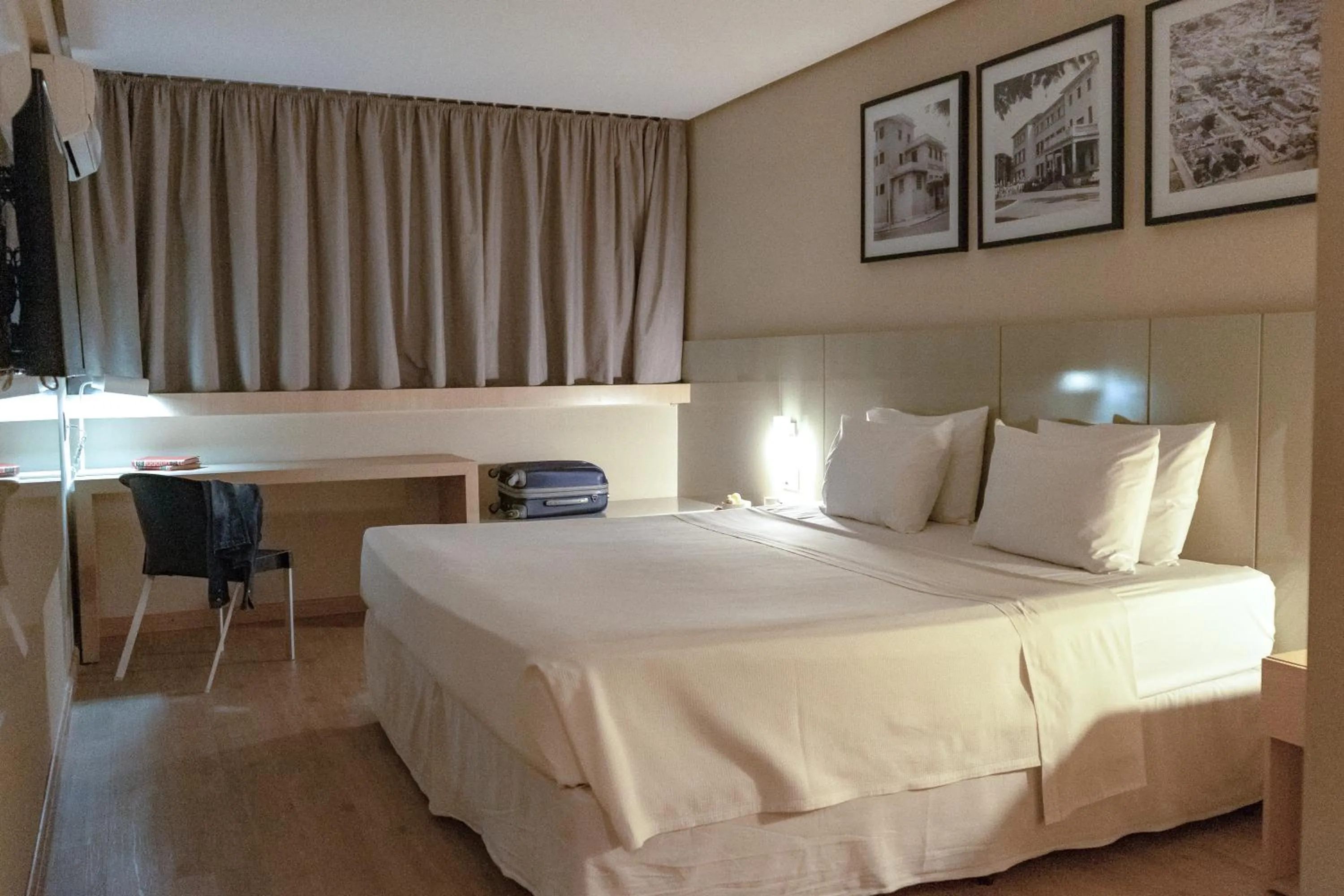 Luxury Double - single occupancy - 1 King Bed in Intercity Montes Claros