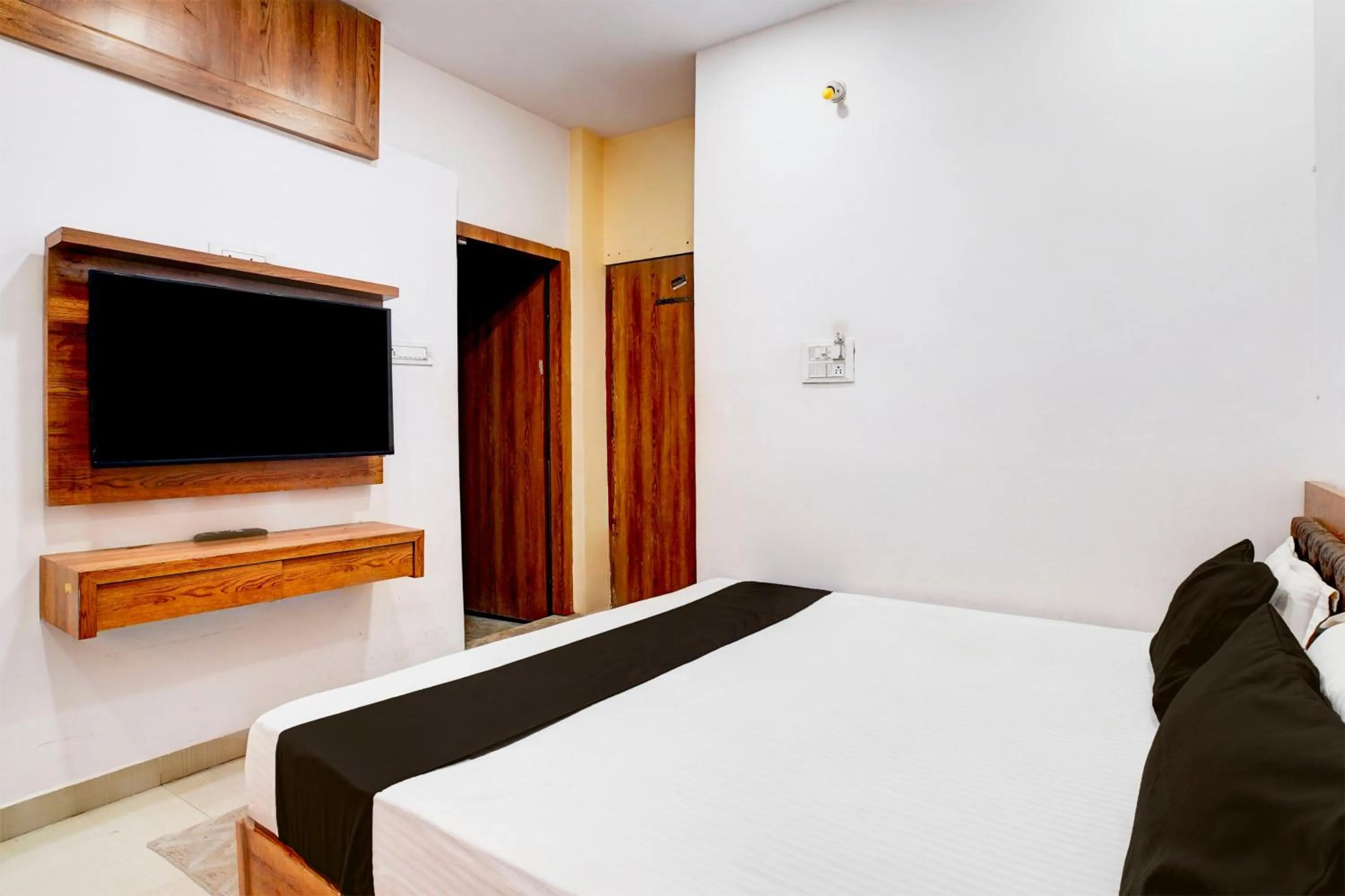 Standard Double Room - single occupancy in Hotel O Lake Link