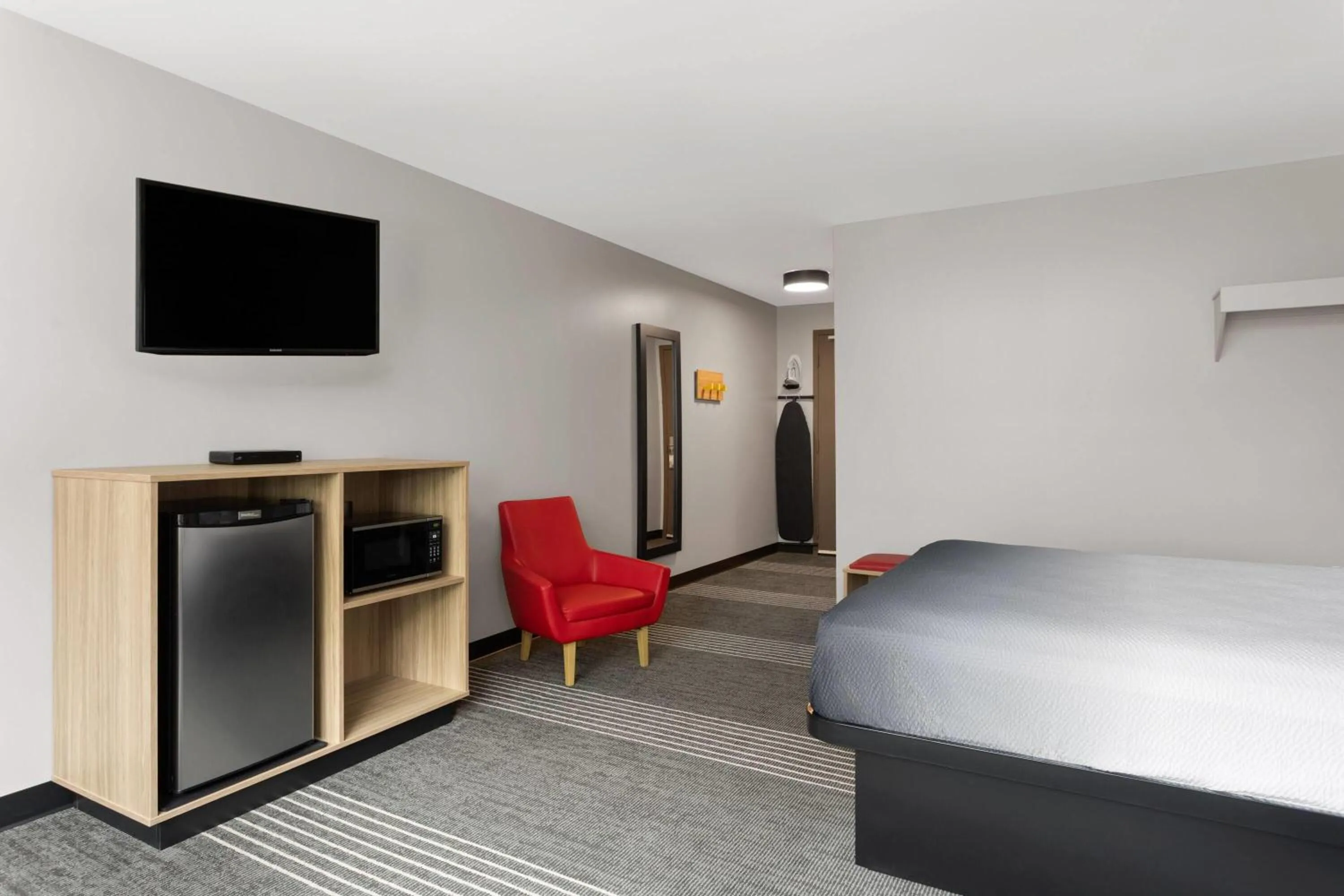 Queen Suite with Jetted Tub - Non Smoking in Super 8 by Wyndham Sault Ste Marie On