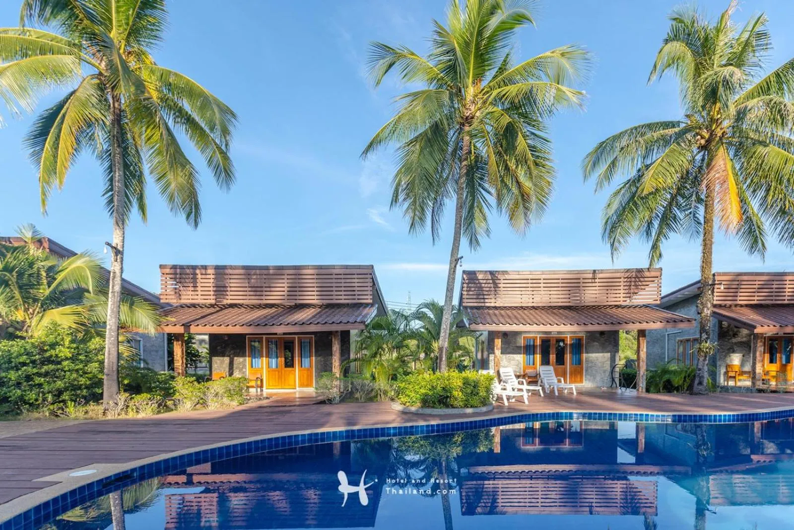 Queen Room with Pool View in Seafar Resort