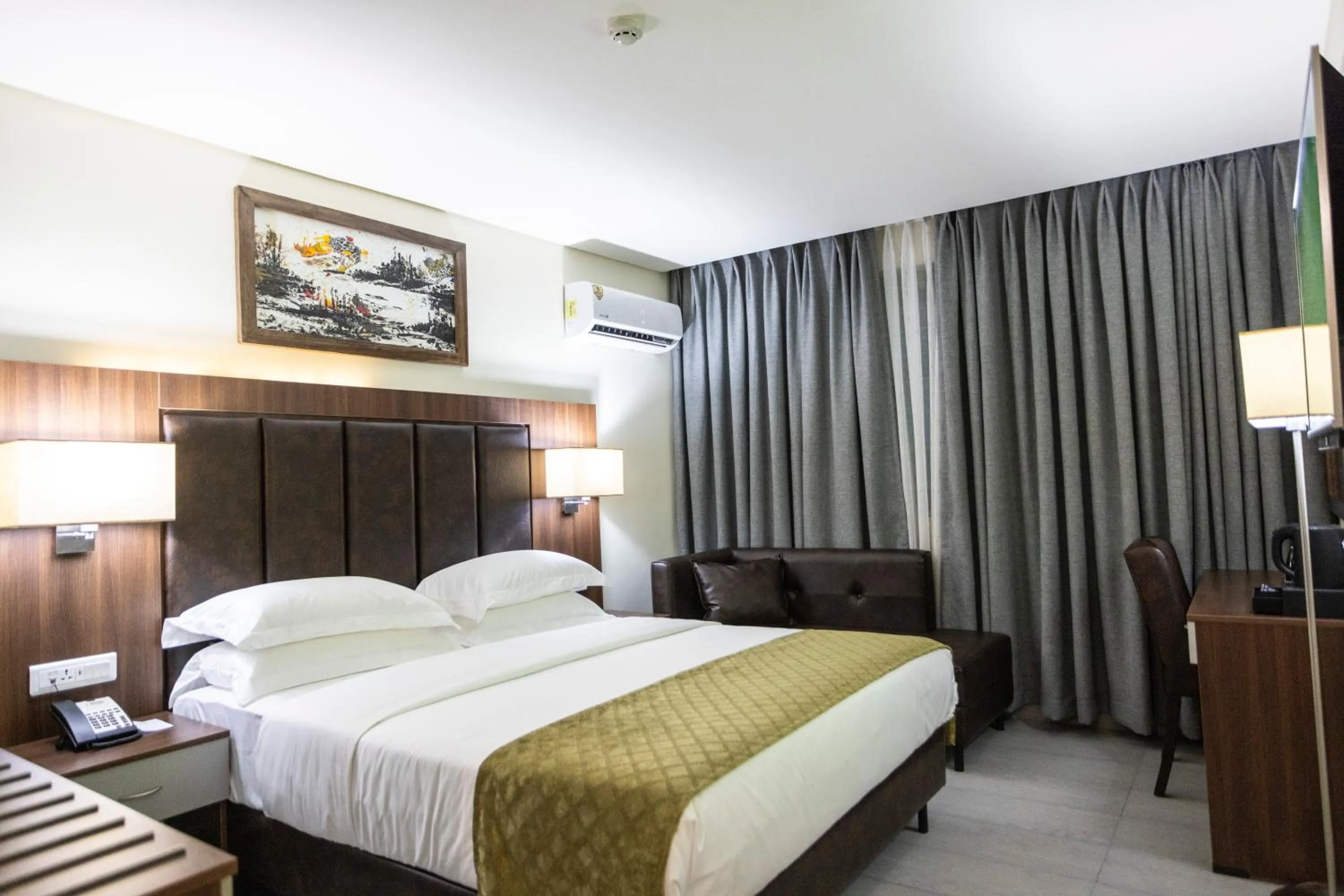 Standard Queen Room - single occupancy in Jogor Hotel Ibadan