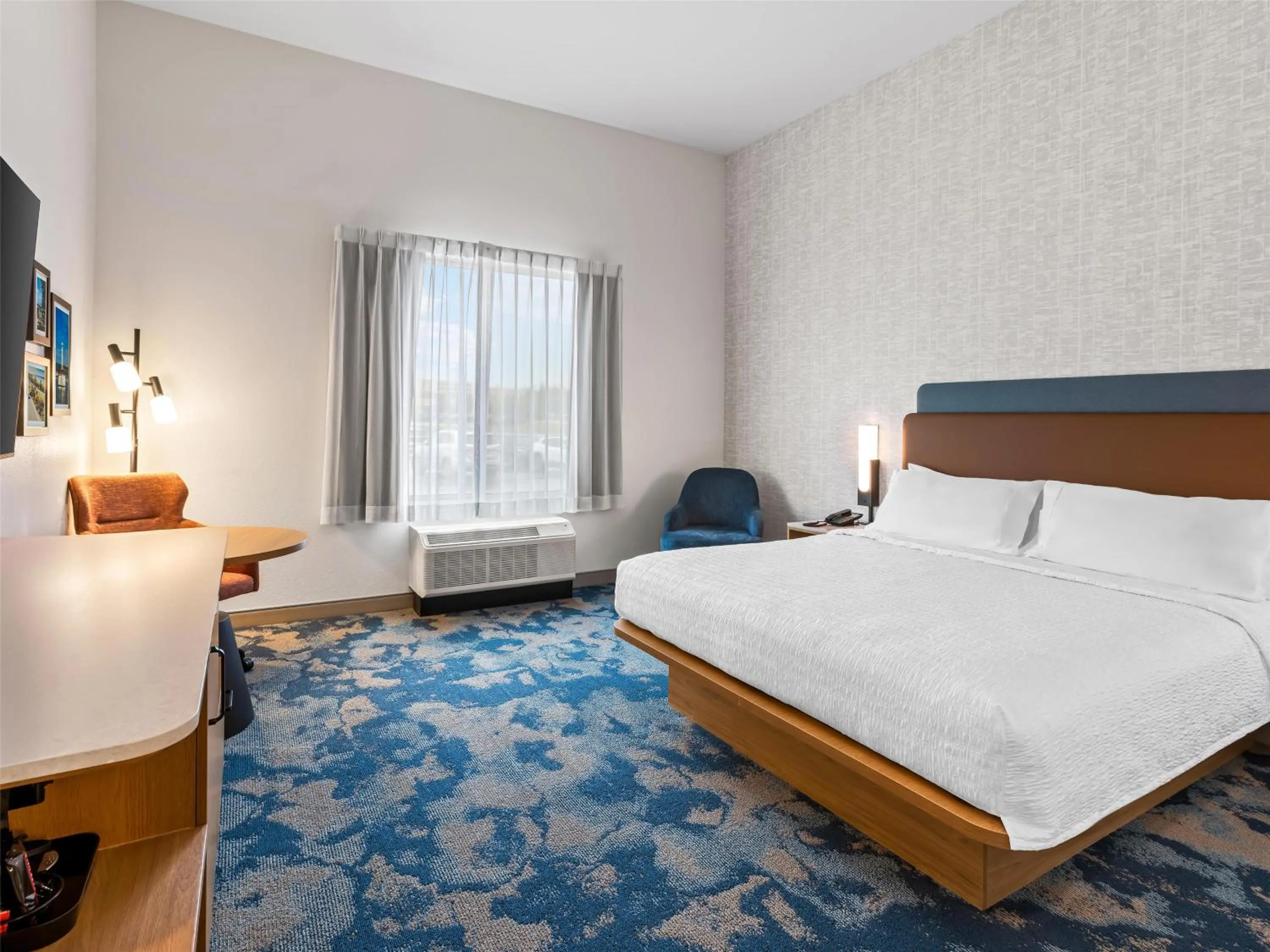 King Room in Hampton Inn St Ignace Lakefront Mackinac