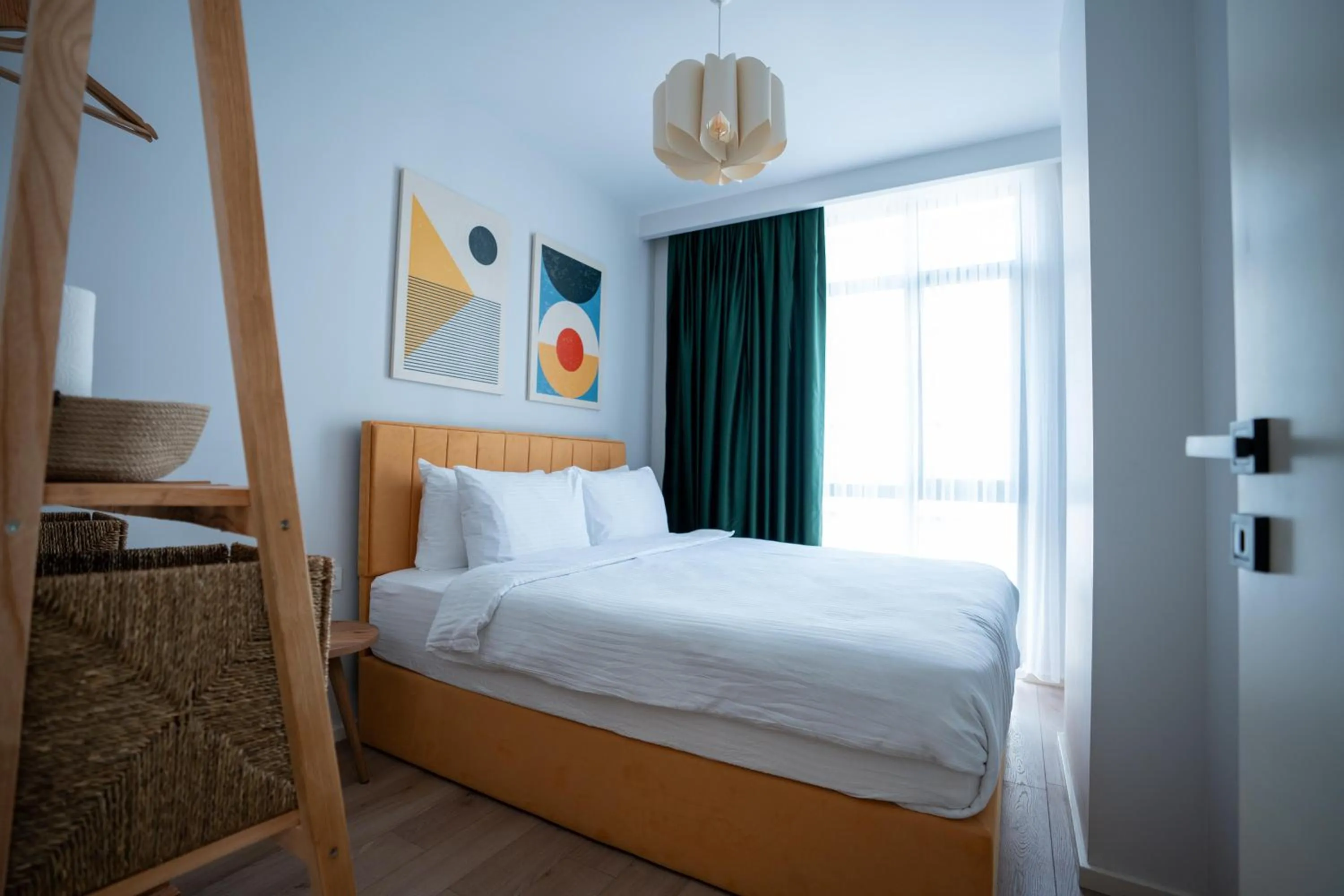 Deluxe Double Room with Shower in Bird Nest Suites