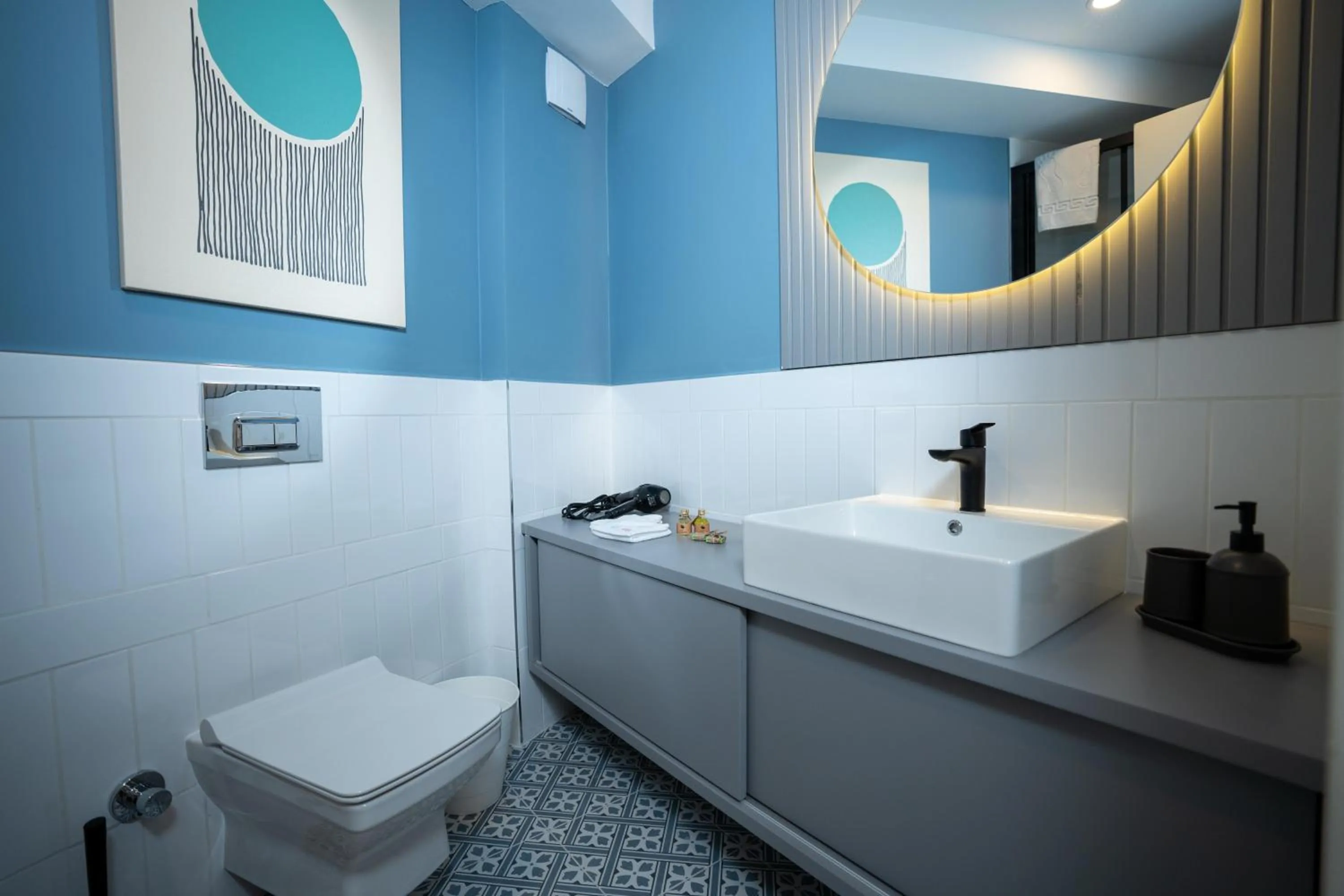 Large Double Room in Bird Nest Suites