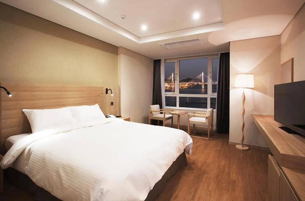 [EF Lounge PKG] Executive Double Harbor + Acqua Di Parma Amenity Set (one-time provided) + Welcome Busan Mini-bar + Dessert Lounge in Crown Harbor Hotel Busan