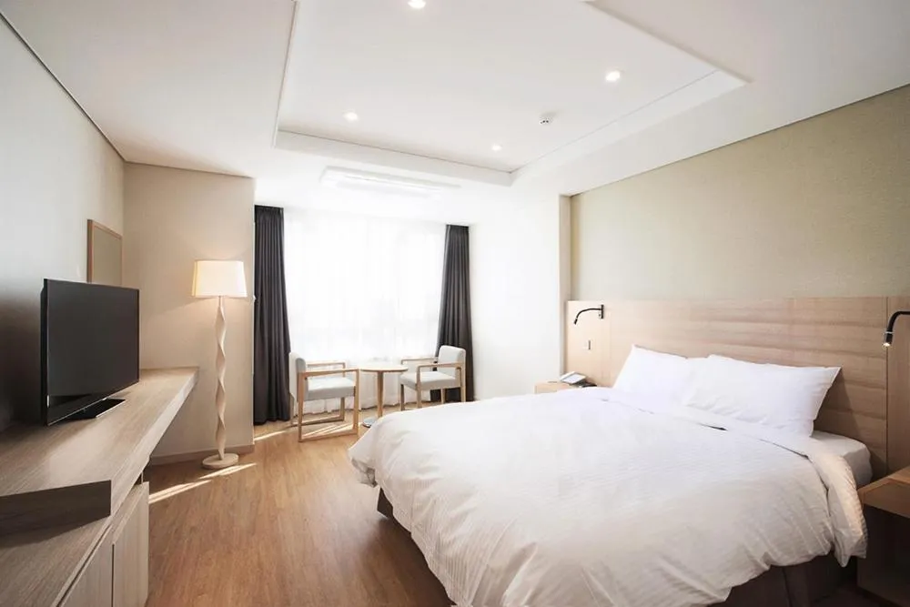 [EF Lounge PKG] Executive Double City View + Acqua Di Parma Amenity Set (one-time provided) + Welcome Busan Mini-bar + Dessert Lounge in Crown Harbor Hotel Busan