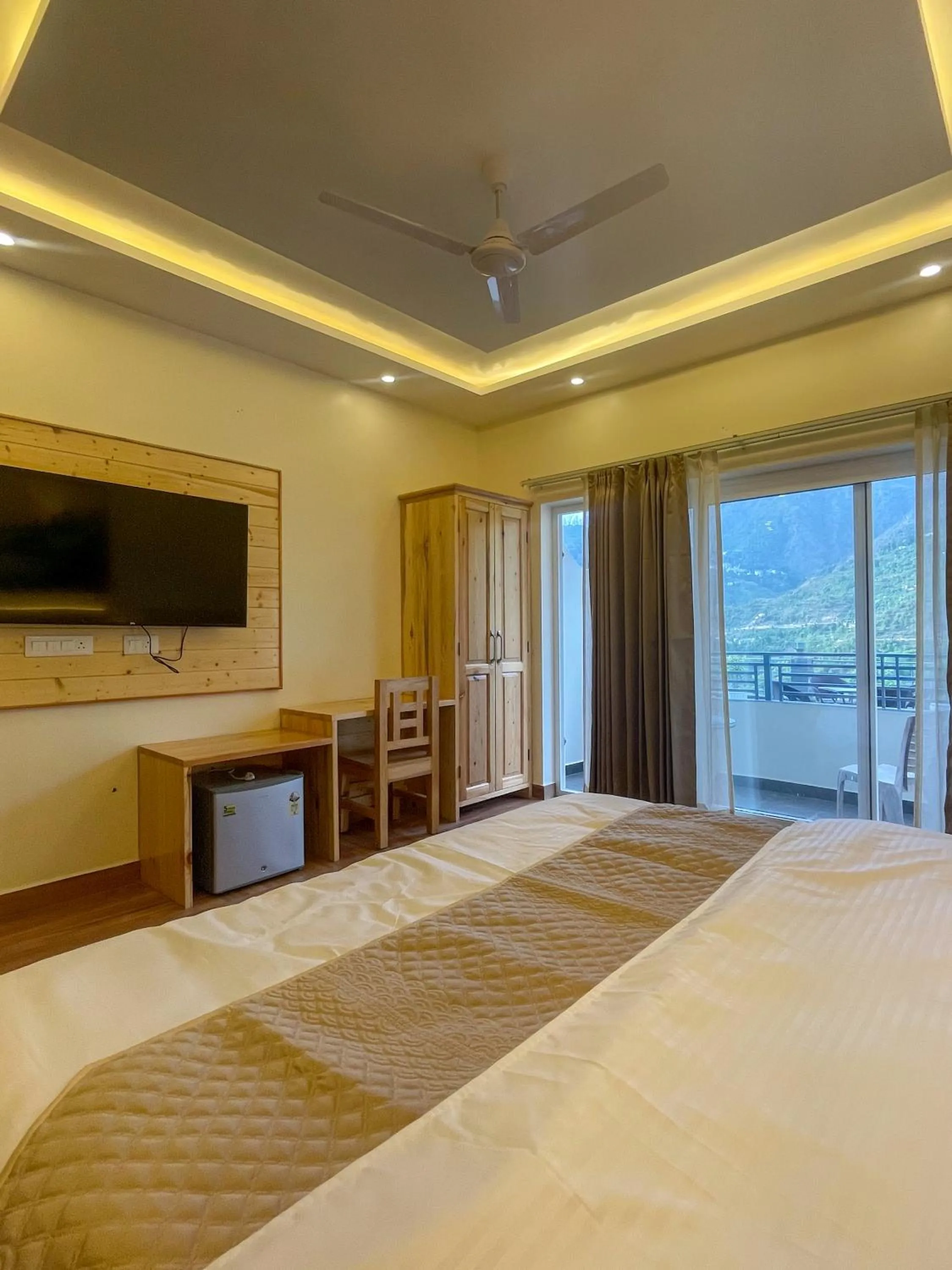 Deluxe Double Room (2 Adults + 1 Child) in Heryk Hillview Hotel