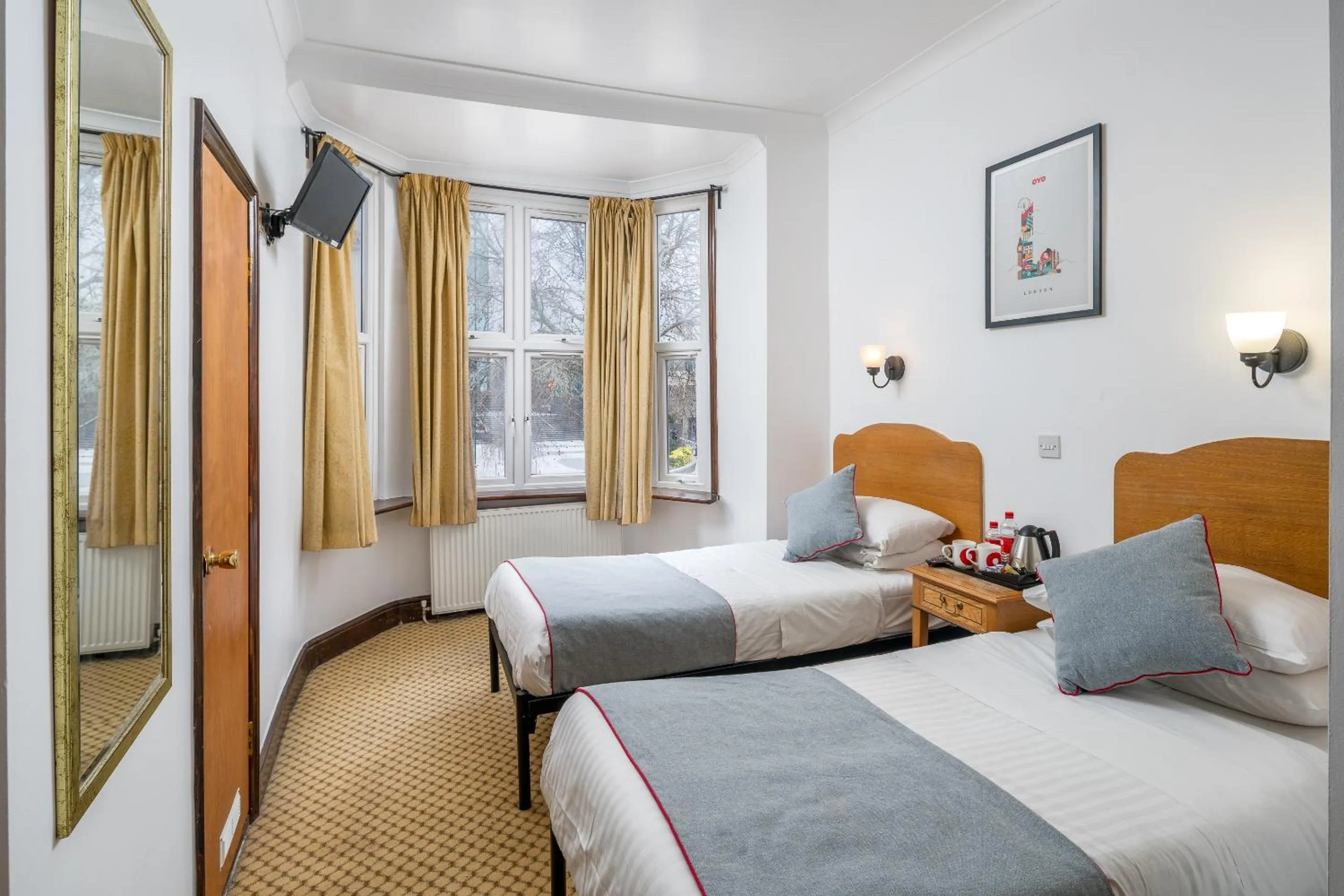 Standard Twin Room in Abbey Hotel, London Shepherd's Bush Market