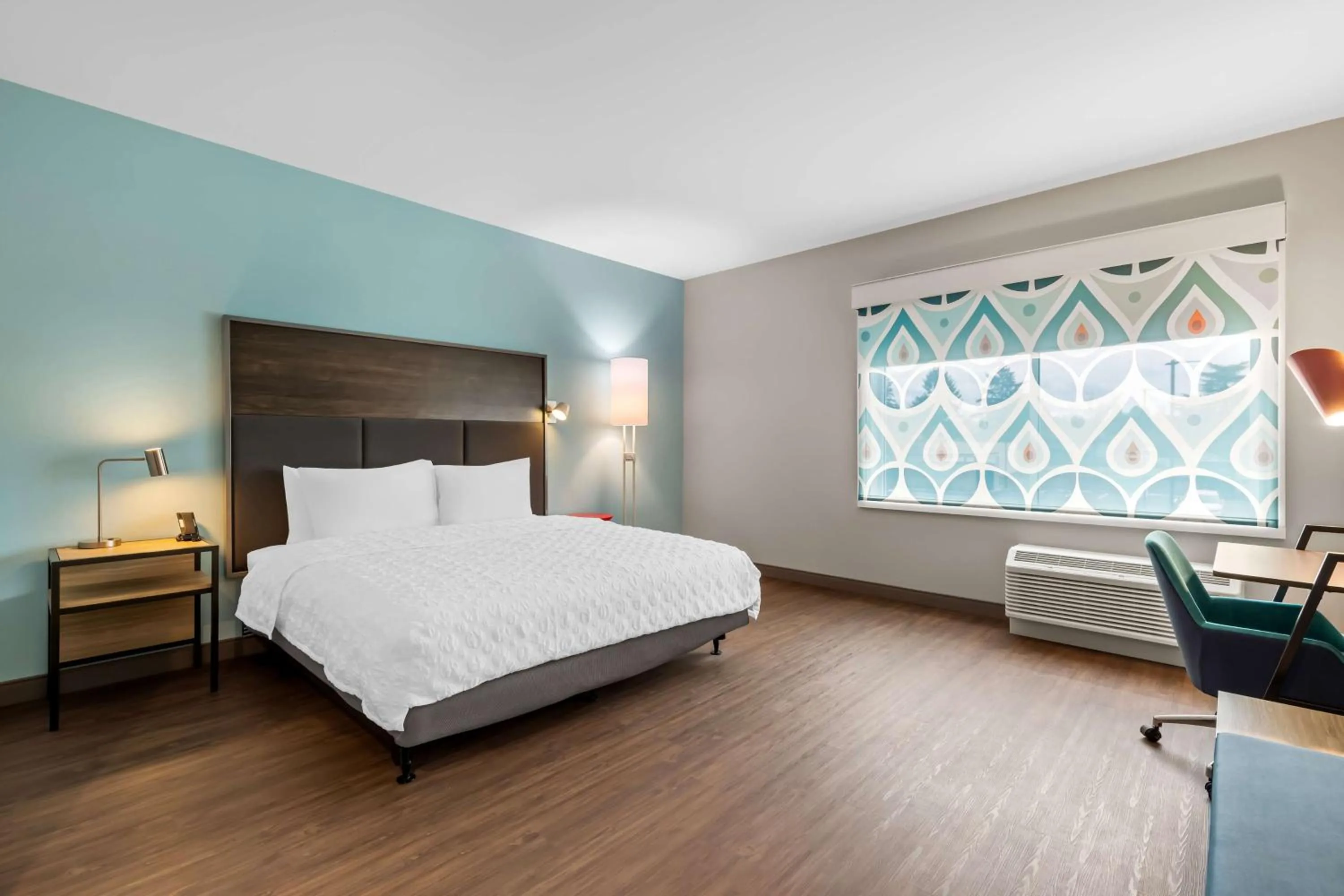 King Room with Bath Tub - Mobility Access in Tru By Hilton Aloha Beaverton