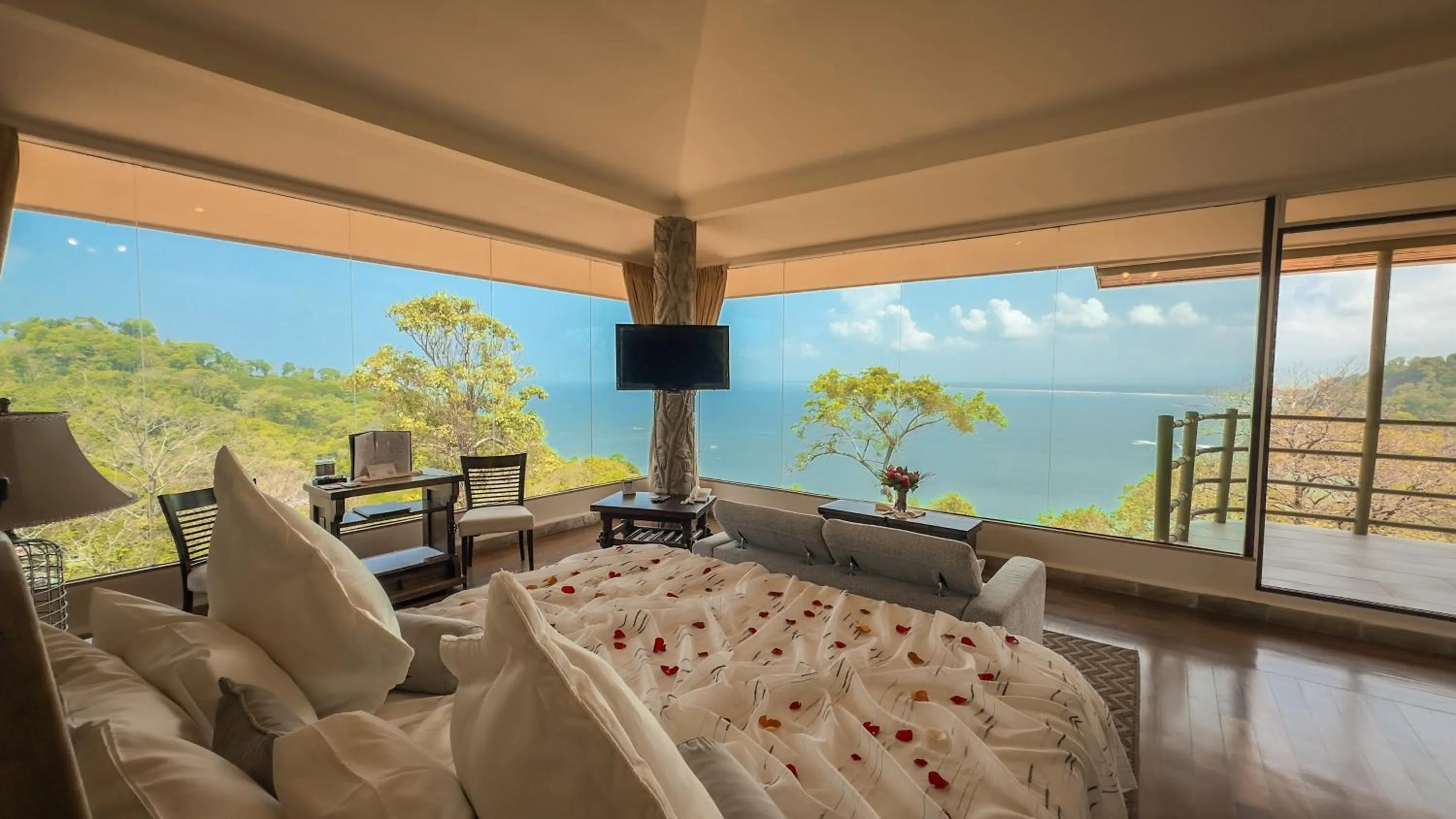 Vista Suite with Panoramic Ocean View in Issimo Suites (Adults Only)