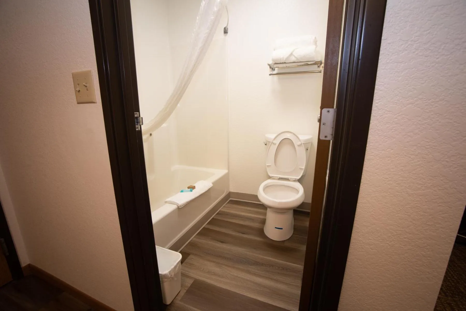 Standard King Room in Alliance Hotel & Suites, a Howard Johnson by Wyndham