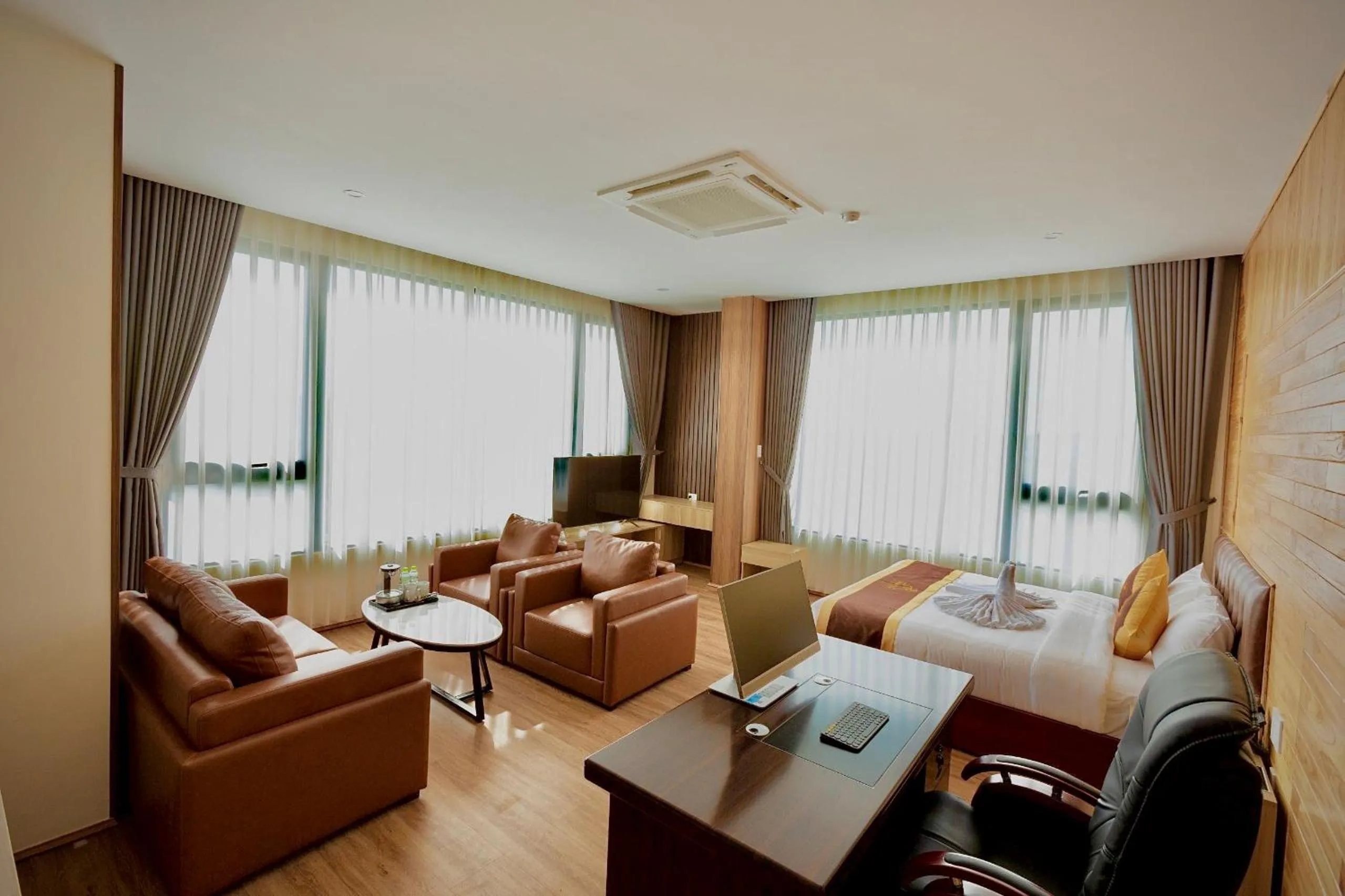 King Suite in LuckyStar Hotel