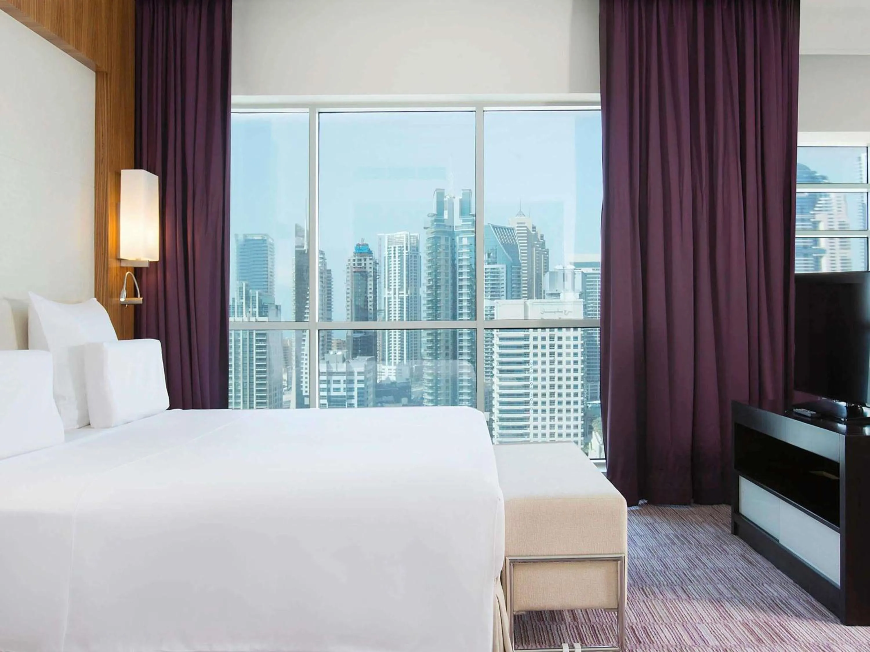 Deluxe King Room in Pullman Dubai Jumeirah Lakes Towers
