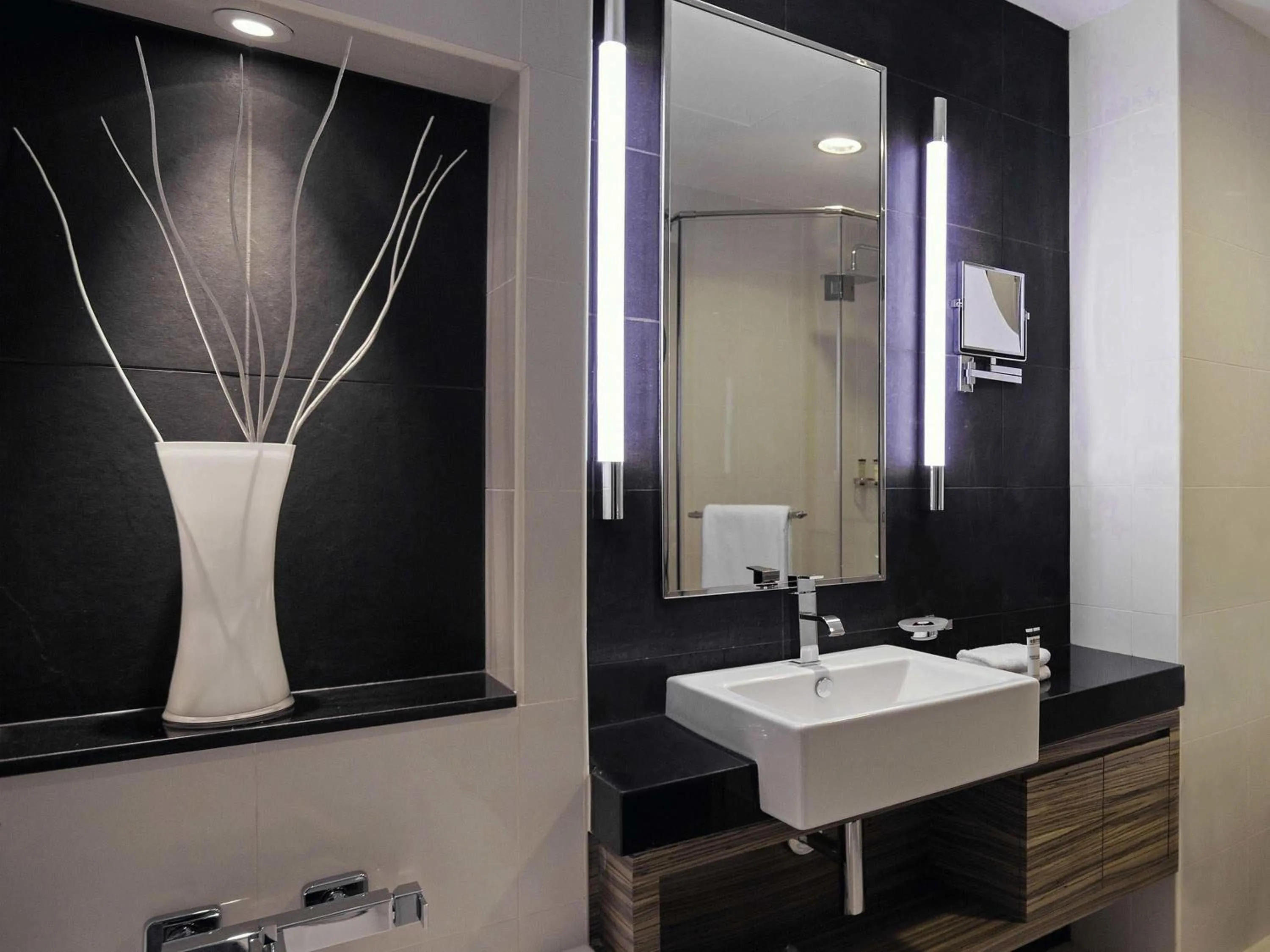 Deluxe King Room in Pullman Dubai Jumeirah Lakes Towers