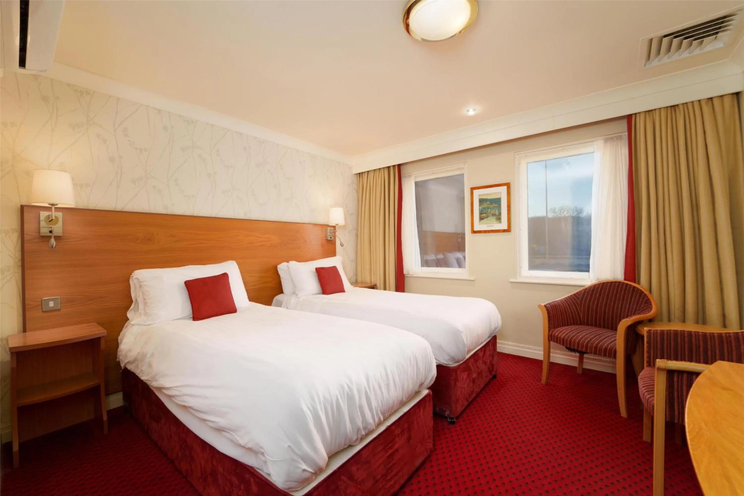 Standard Twin Room in Best Western Plus Milford Hotel