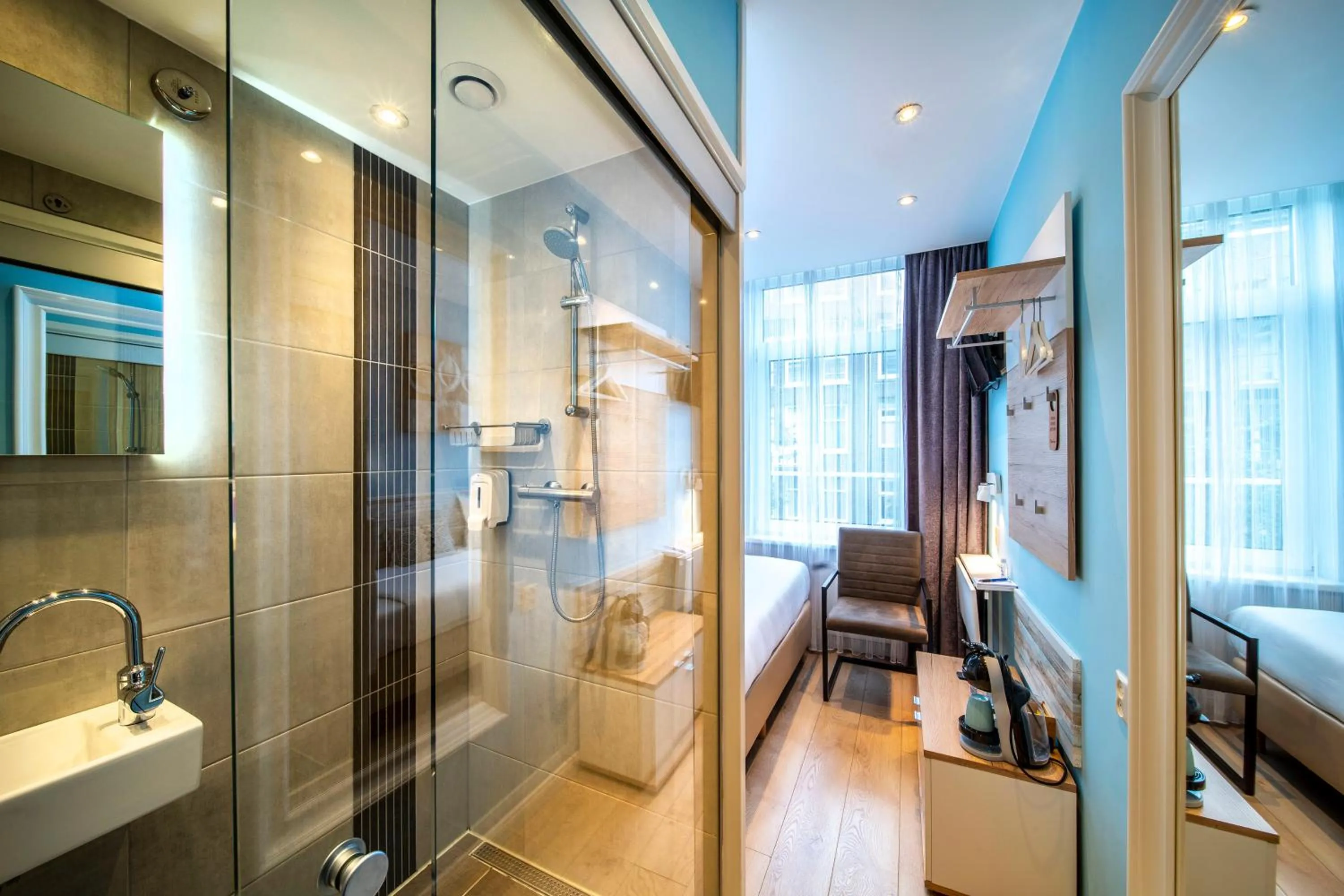 Small Single Room in Jupiter Hotel