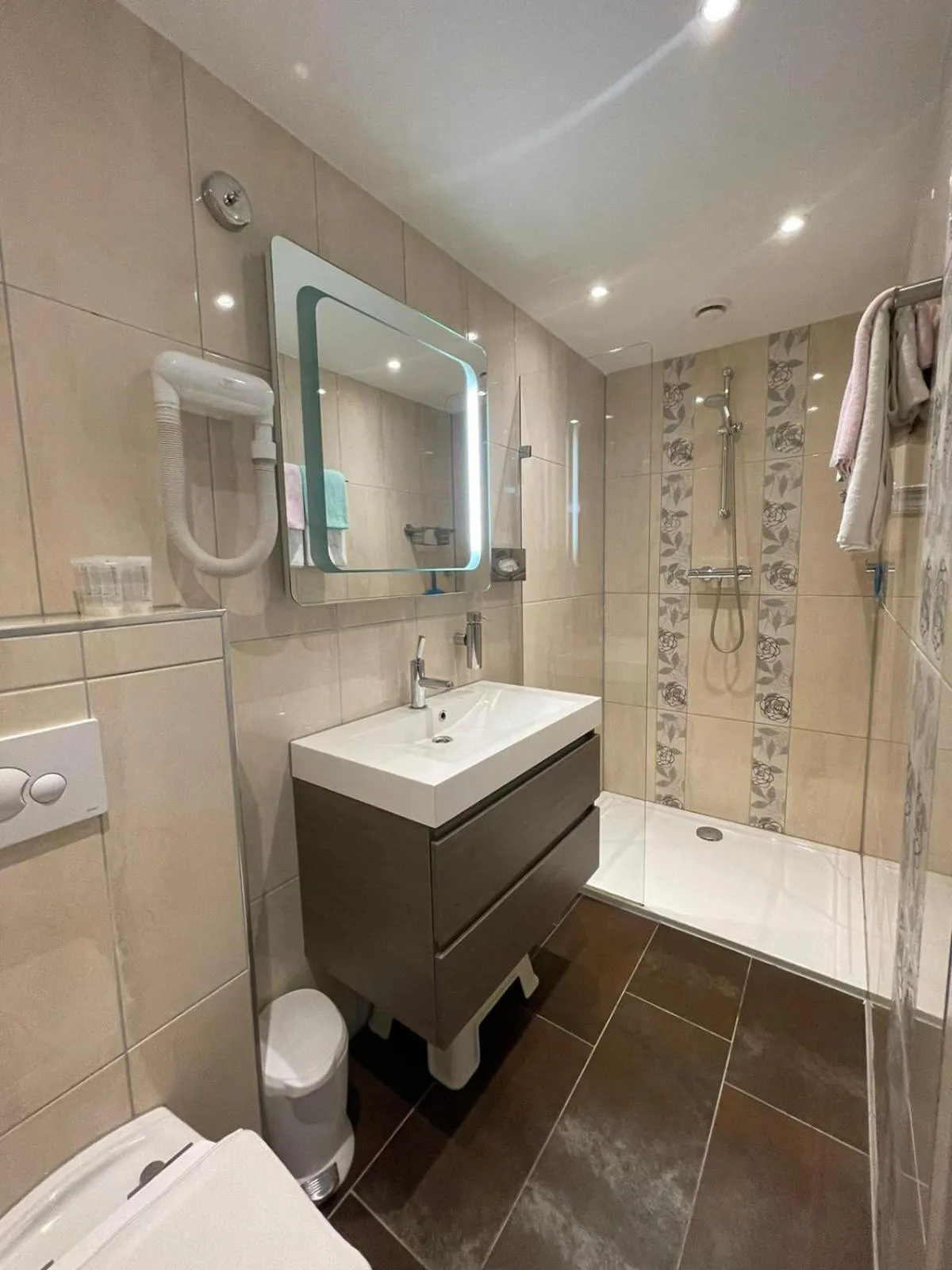 Superior Triple Room in Jupiter Hotel