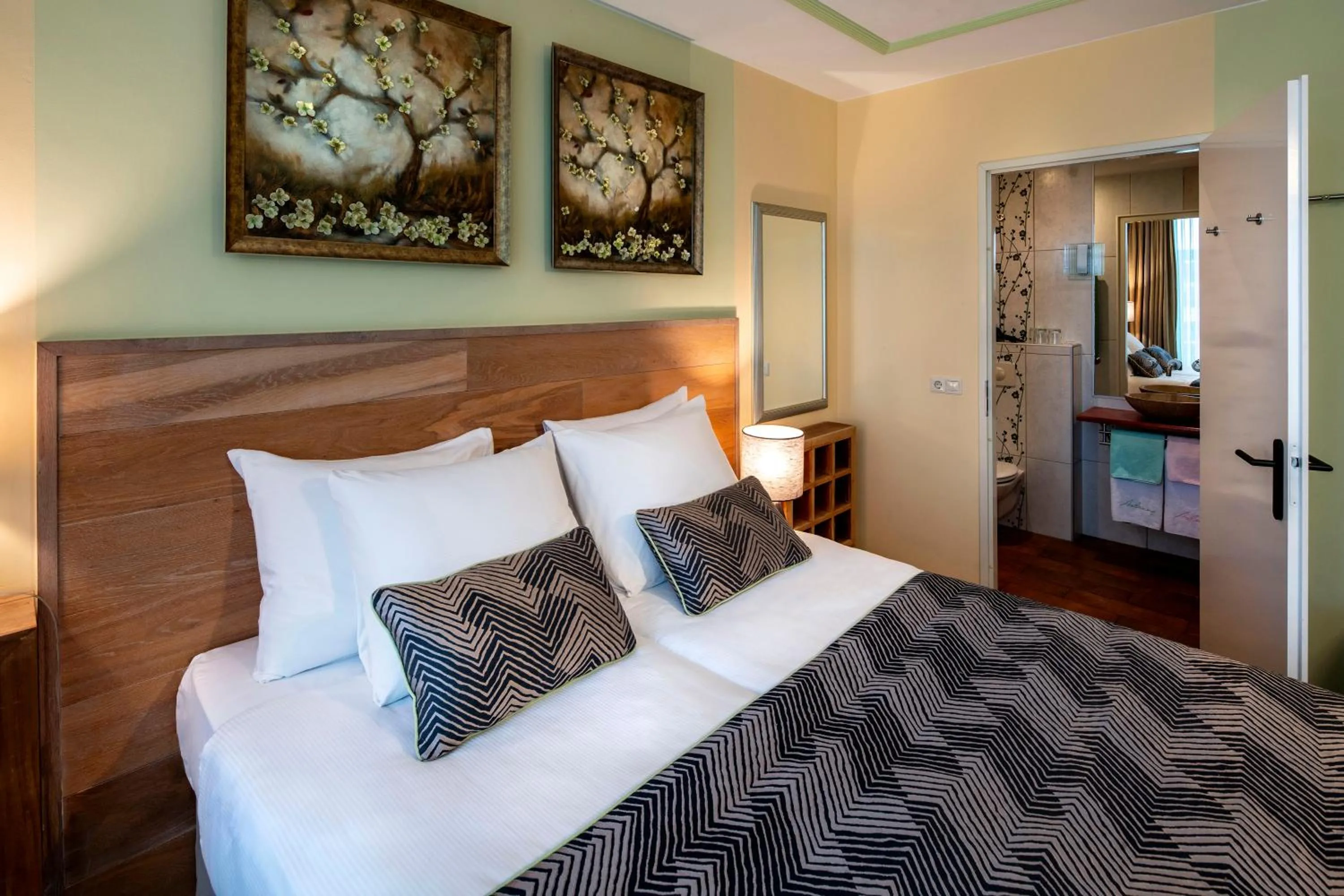 Family Room with Private Bathroom in Jupiter Hotel