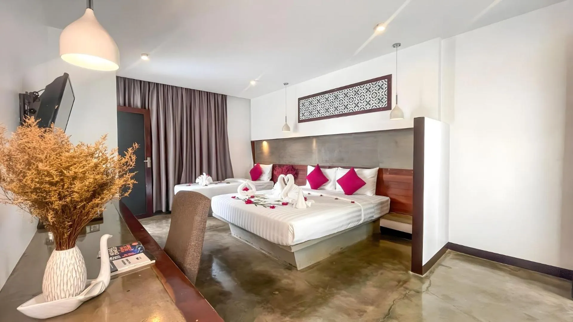 Family Suite Balcony Pool View - Free Pickup in The Calm Oasis