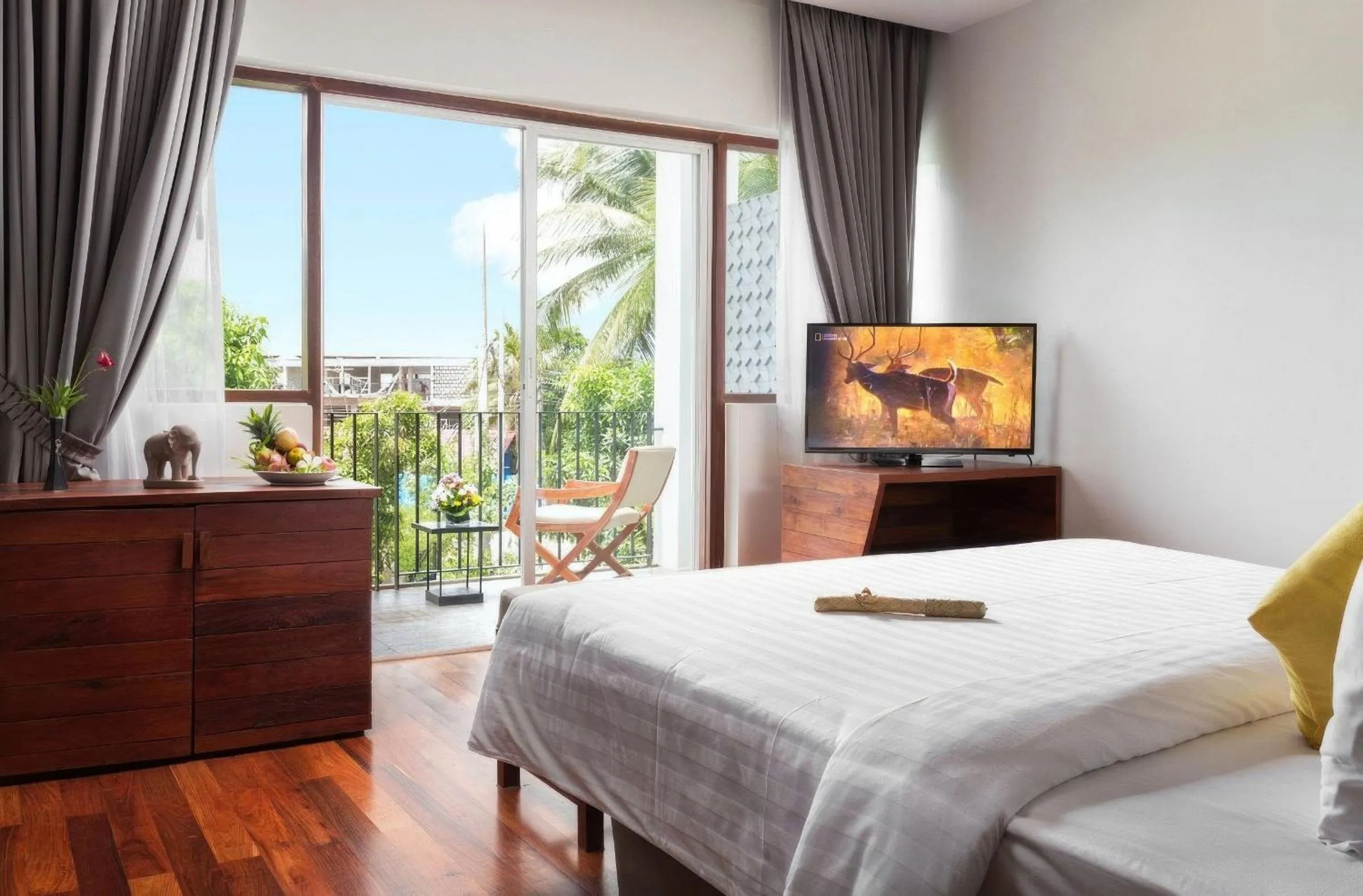 King Suite Balcony - Free Pickup in The Calm Oasis