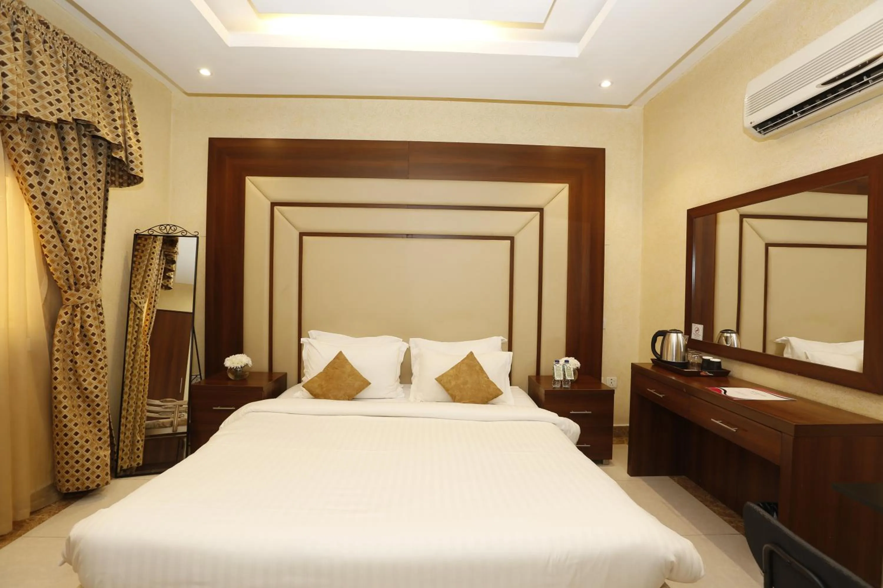 Standard King Room - single occupancy in Hotelier Suites by Cantonal