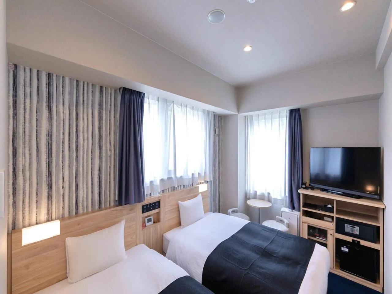 Standard Twin Room in APA Hotel Kyoto Gojo Omiya