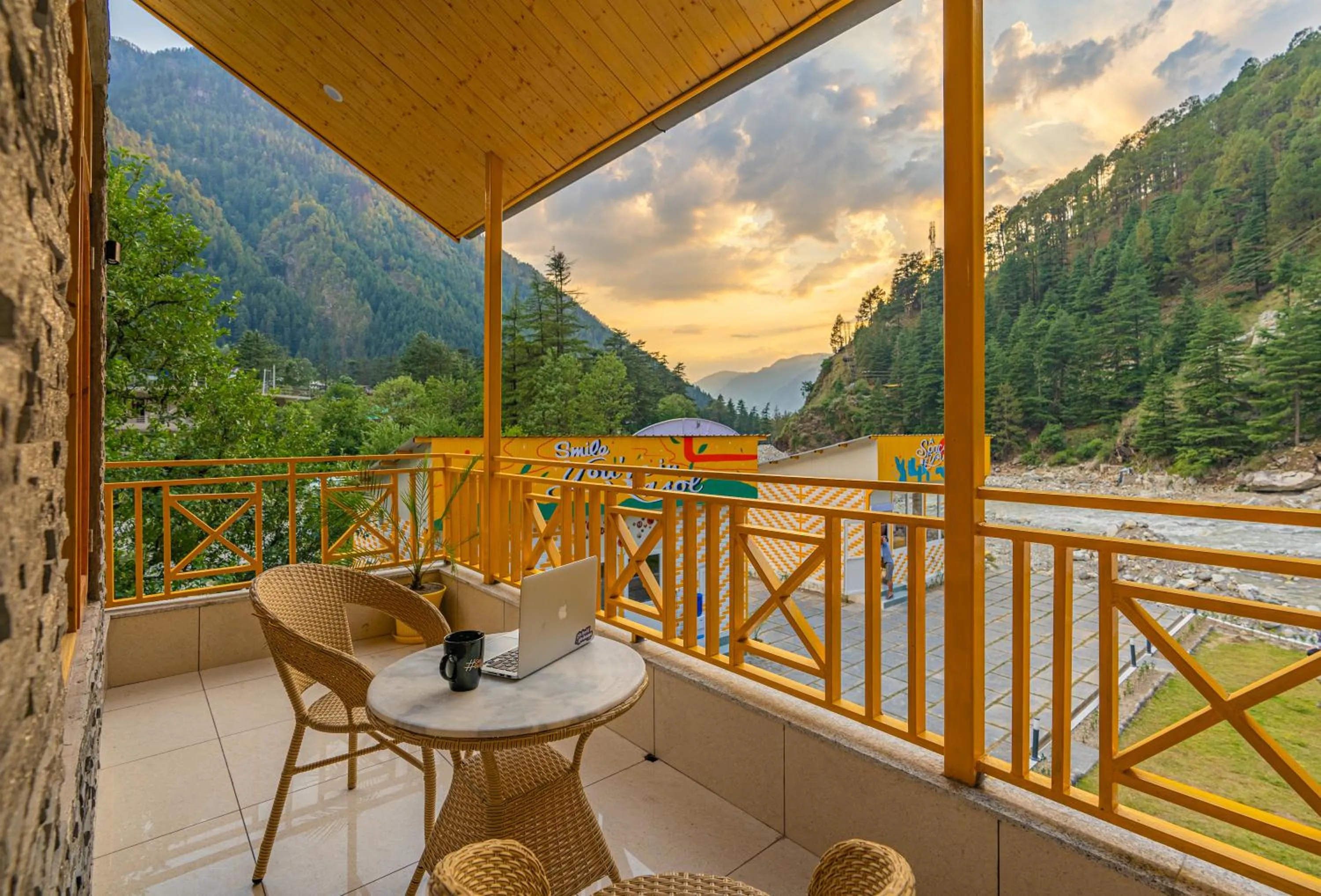 Bed in 10-Bed Mixed Dormitory Room in The Social Stays Kasol