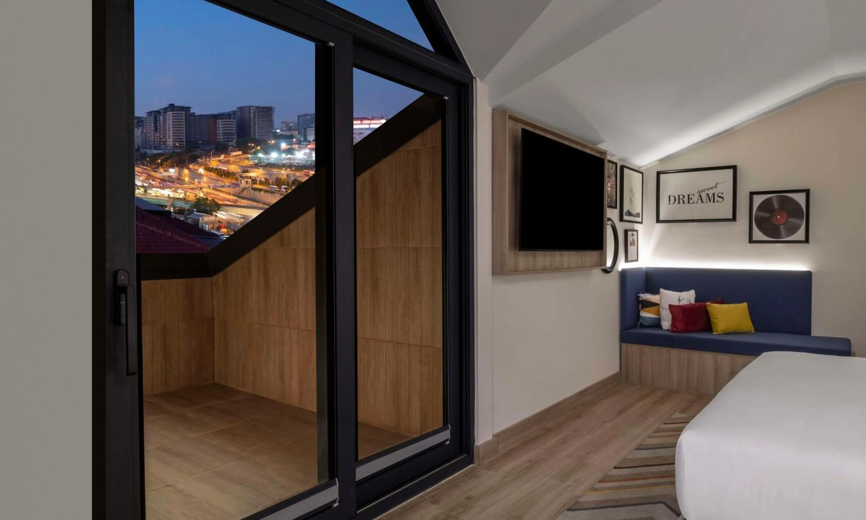 King Room with Terrace - Smoking in Hampton By Hilton Istanbul Merter