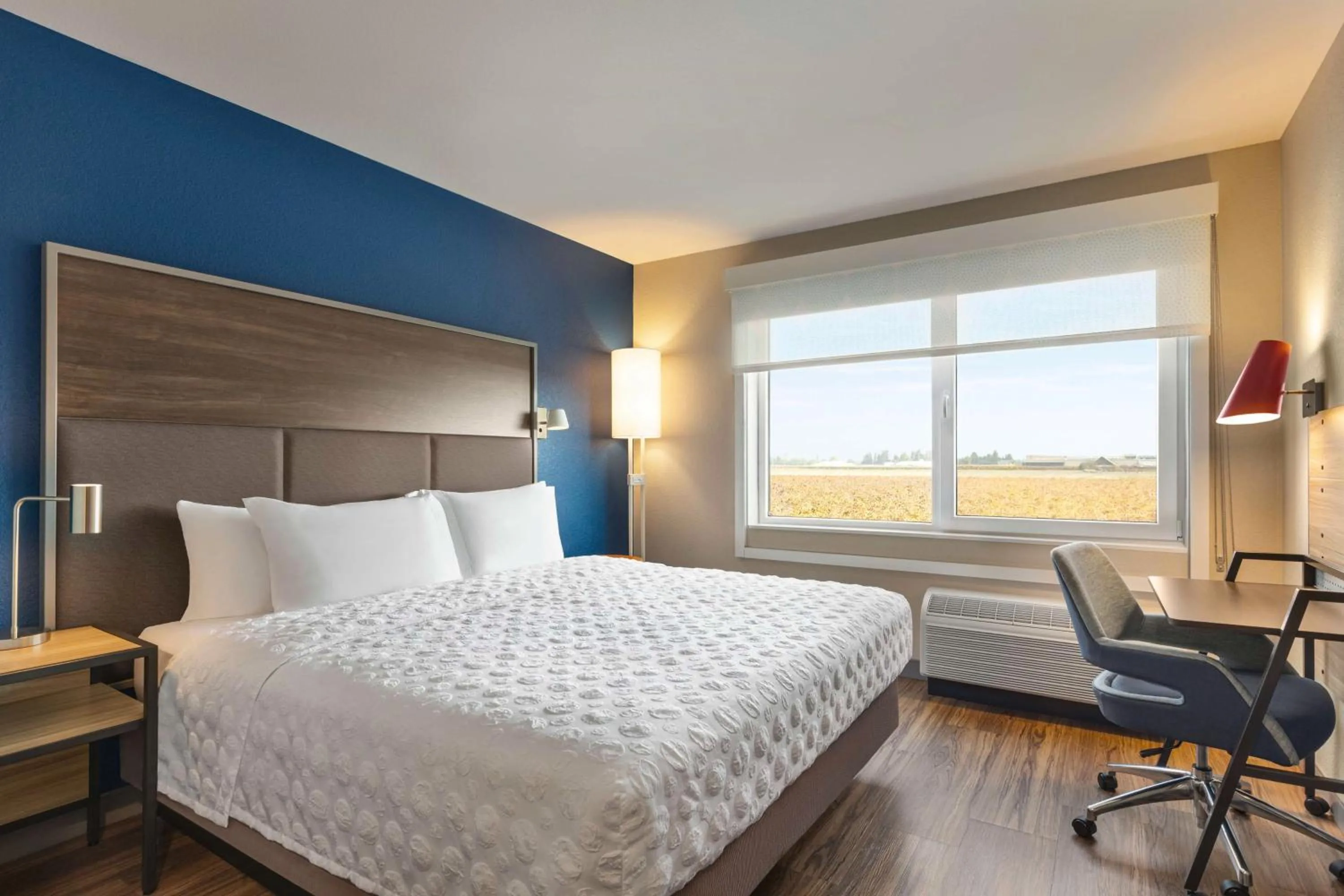 King Room with Walk-In Shower in Tru By Hilton Lodi