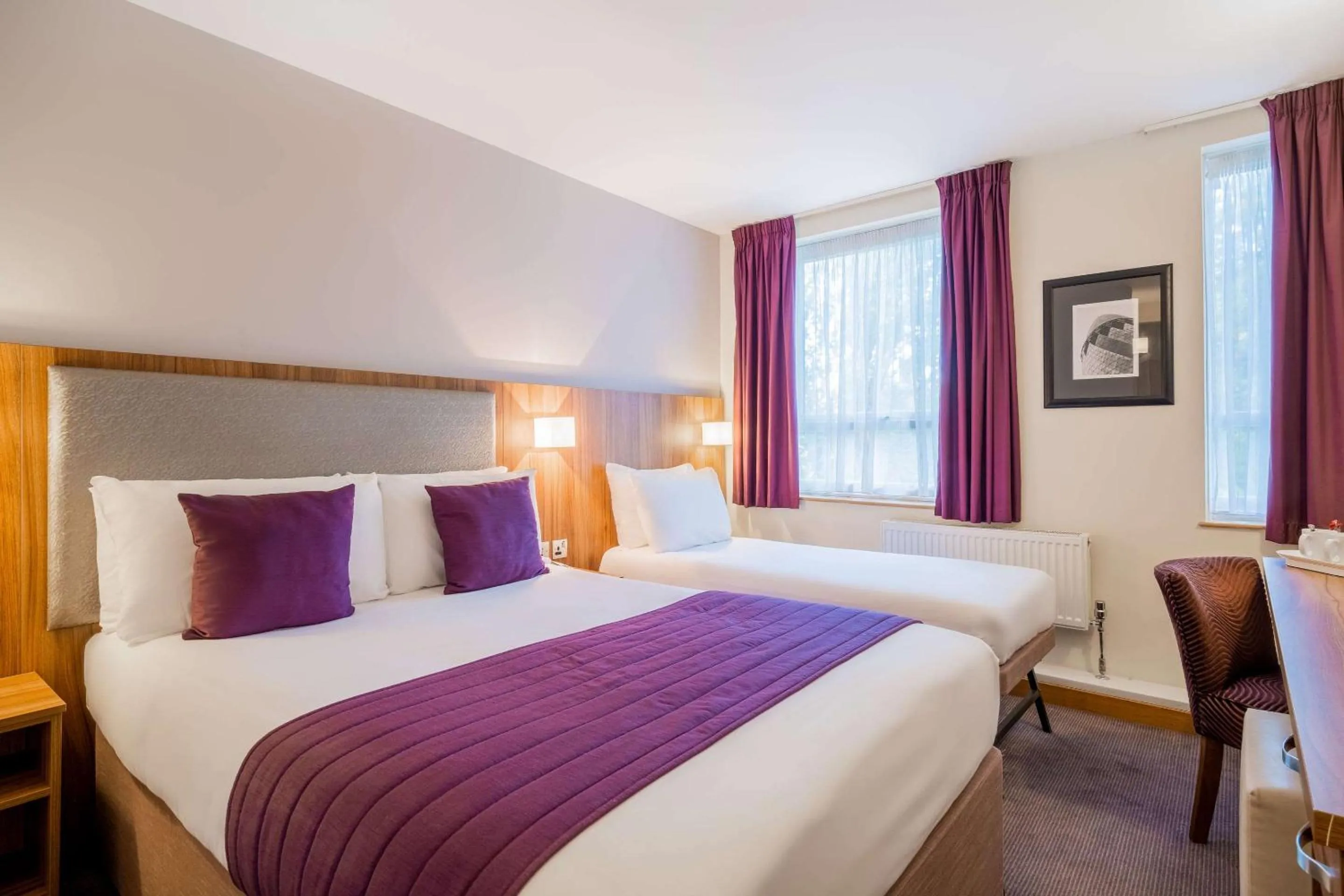 One Double Size Bed One Single Size Bed Nonsmoking in Quality Hotel Hampstead